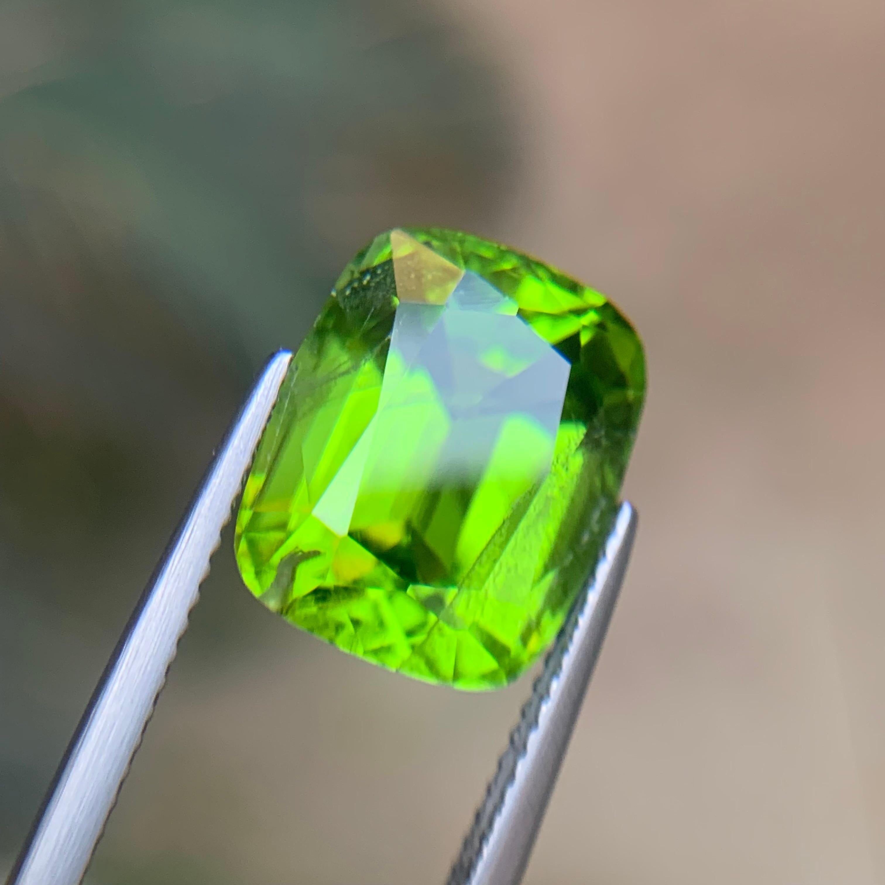 Natürliche Rich Vivid Green Peridot 9,73 Ct Cushion Cut lose Edelstein für Ring-AAA im Zustand „Neu“ im Angebot in Peshawar, PK