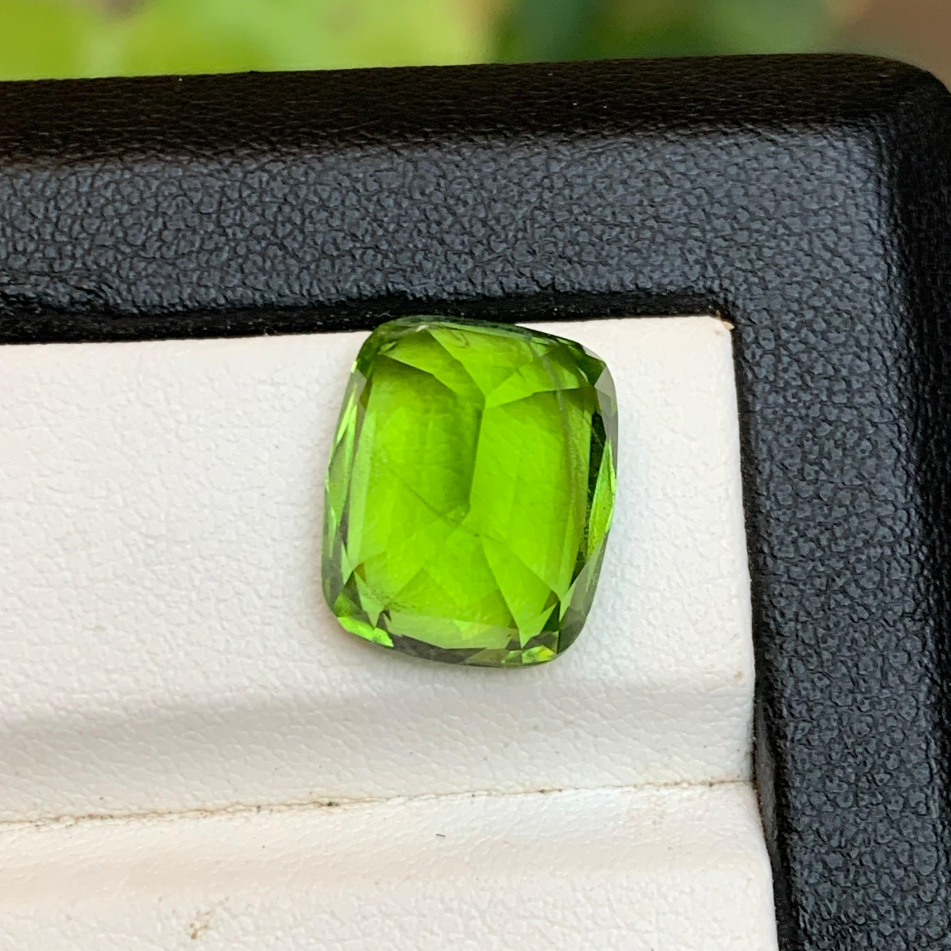 Natürliche Rich Vivid Green Peridot 9,73 Ct Cushion Cut lose Edelstein für Ring-AAA im Angebot 1