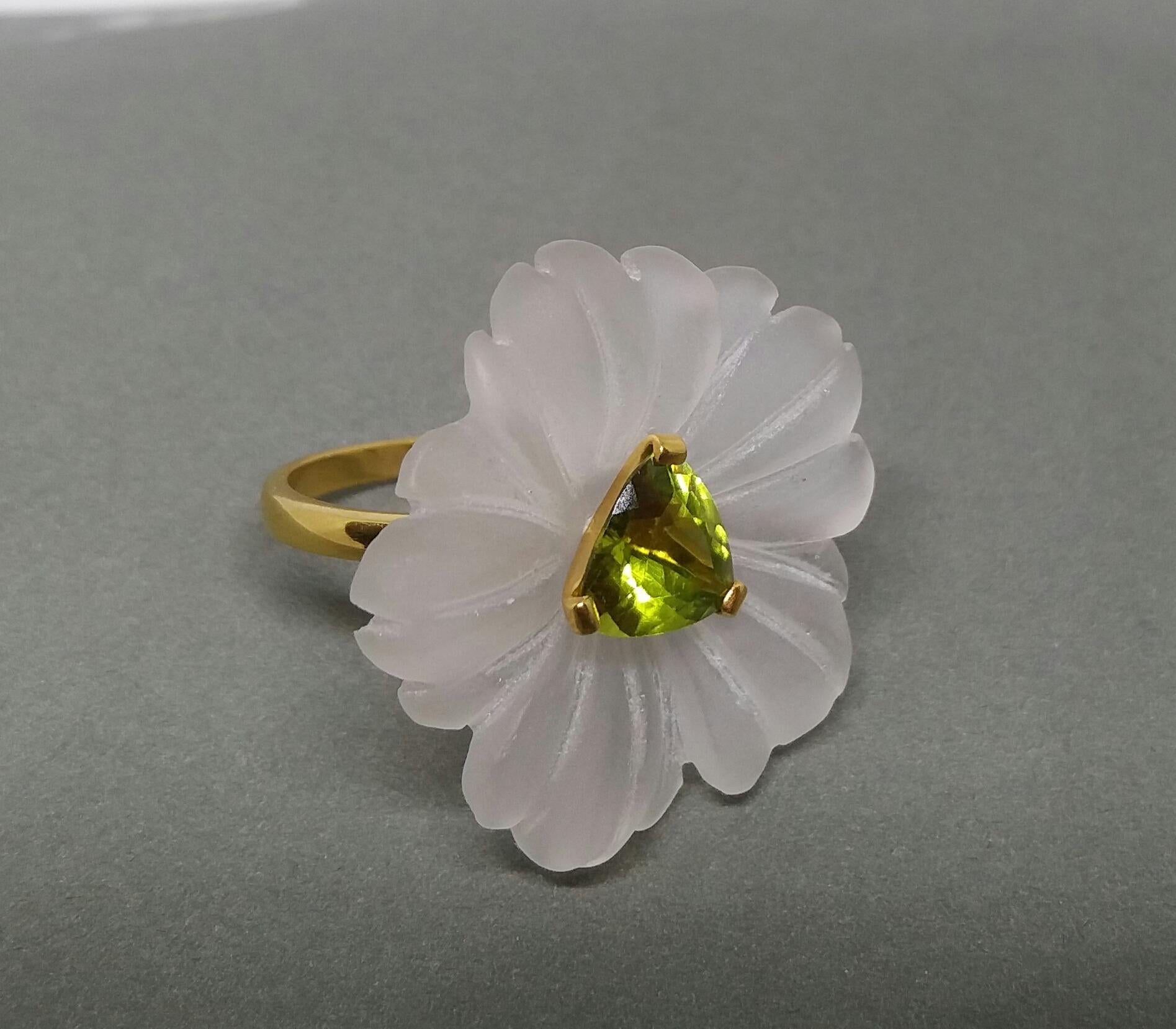 Natural Rock Crystal Flower Trillion Cut Peridot Solid 14k Gold Fashion Ring For Sale 3