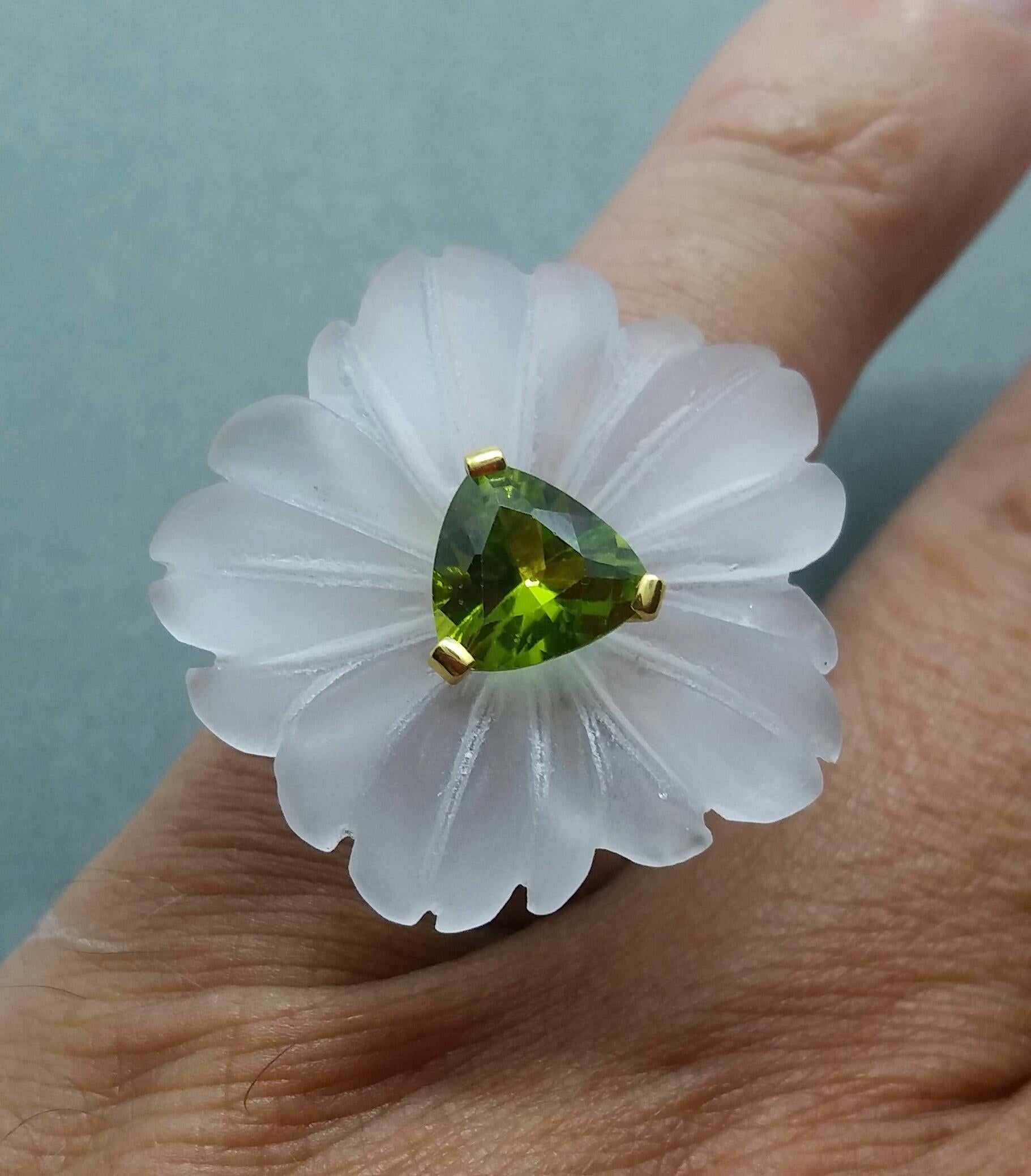 Contemporary Natural Rock Crystal Flower Trillion Cut Peridot Solid 14k Gold Fashion Ring For Sale