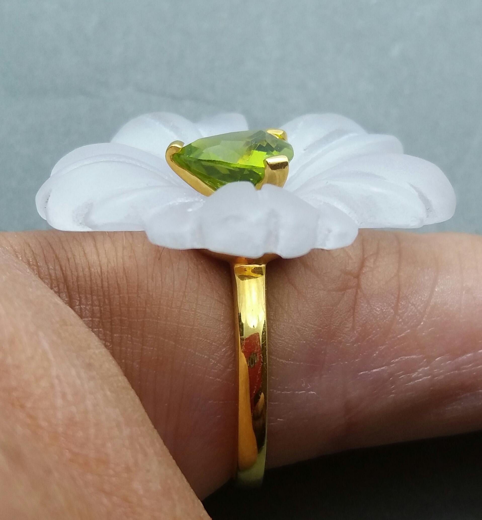 Women's Natural Rock Crystal Flower Trillion Cut Peridot Solid 14k Gold Fashion Ring For Sale