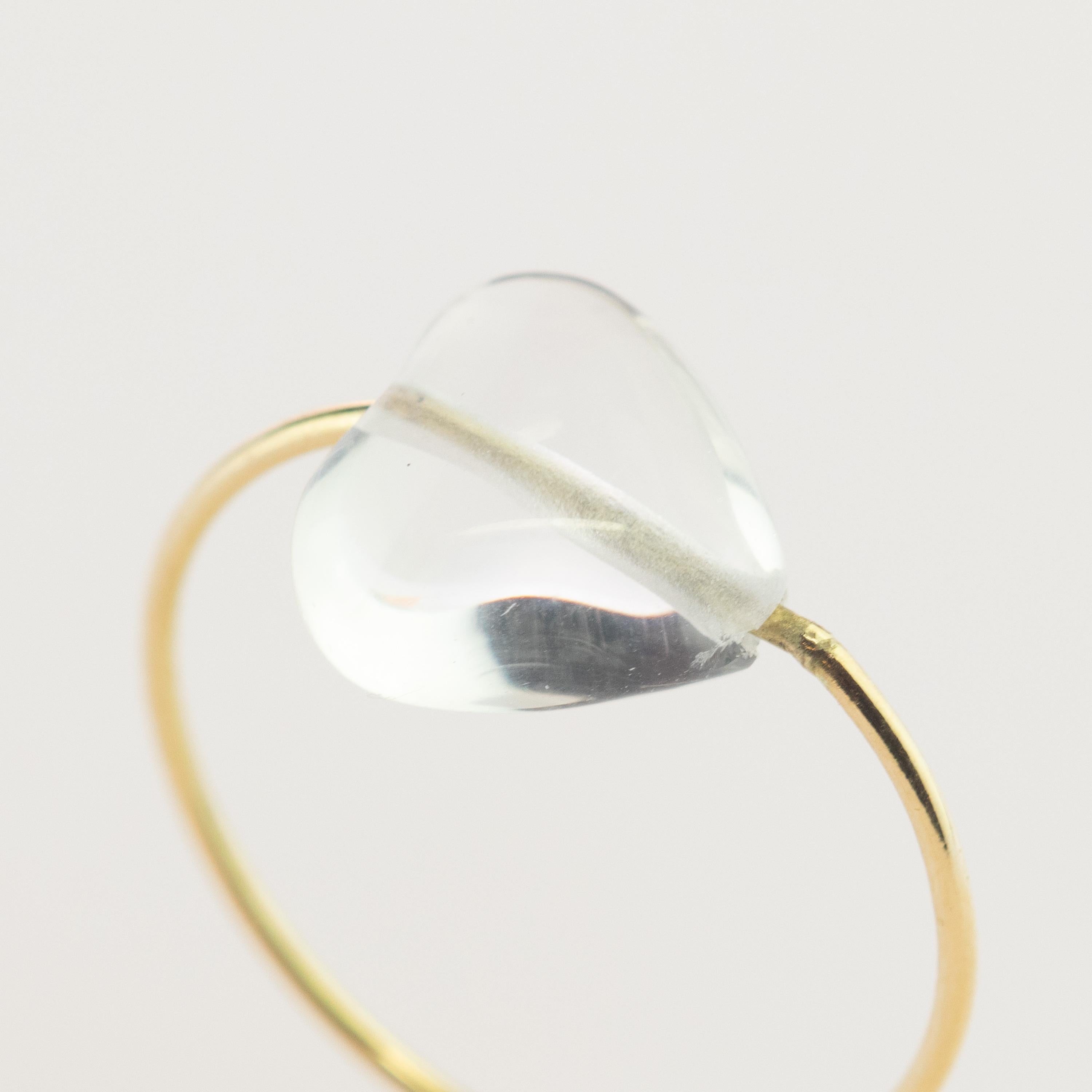 Anillo en forma de corazón de la firma INTINI Jewels Planet. Anillos de diseño contemporáneo en oro amarillo de 18 quilates con una preciosa cuenta en forma de corazón de cristal de roca. Diseño y color mezclados en una joya. Deléitate con un diseño