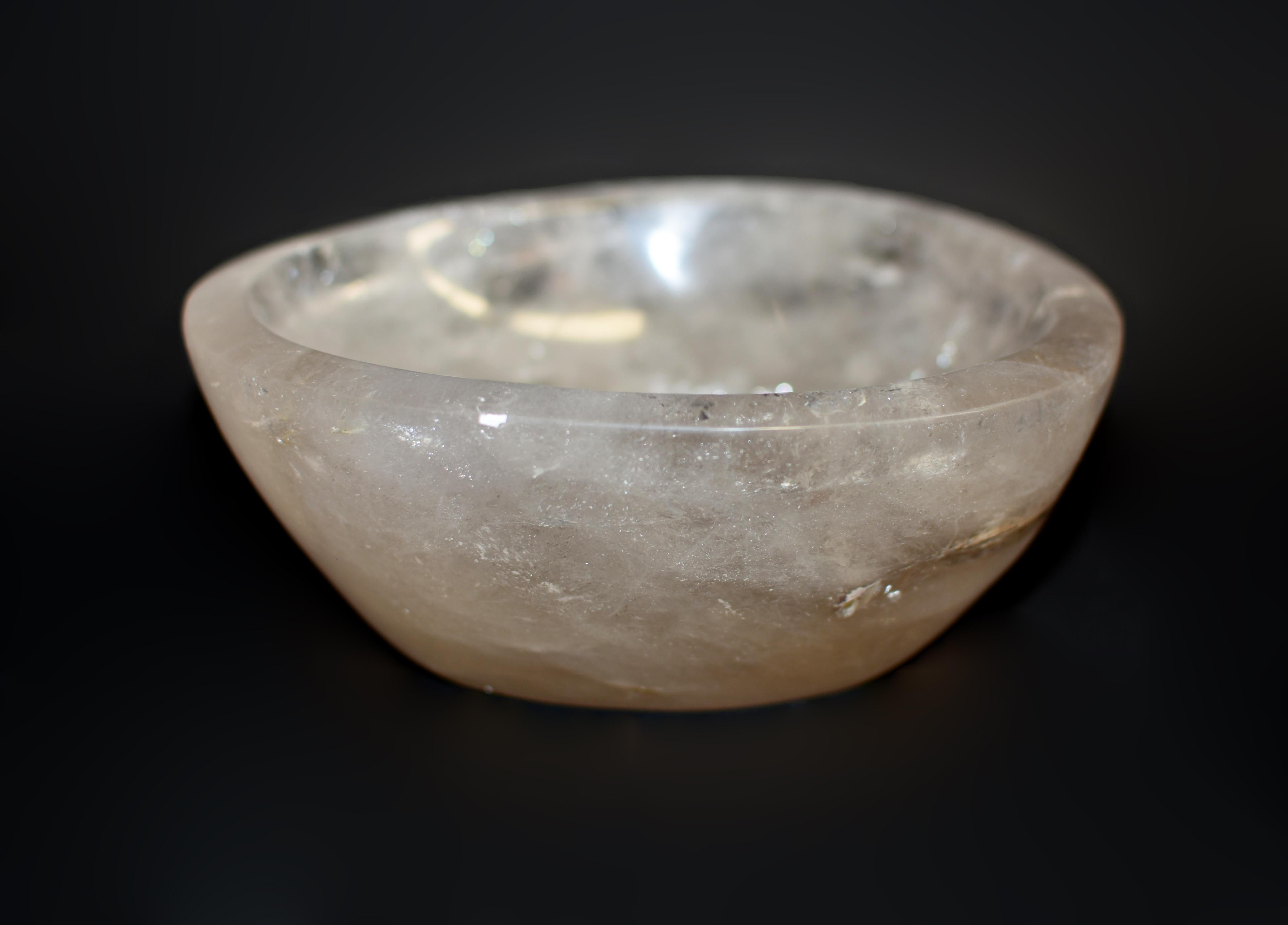Un hermoso cuenco de cristal hecho totalmente de cuarzo gema de cristal de roca de grado fino y natural. De forma ovalada y orgánica, con bordes y superficies lisos. Rutilo natural y bella iridiscencia. Con un peso de 1,5 kg, esta impresionante