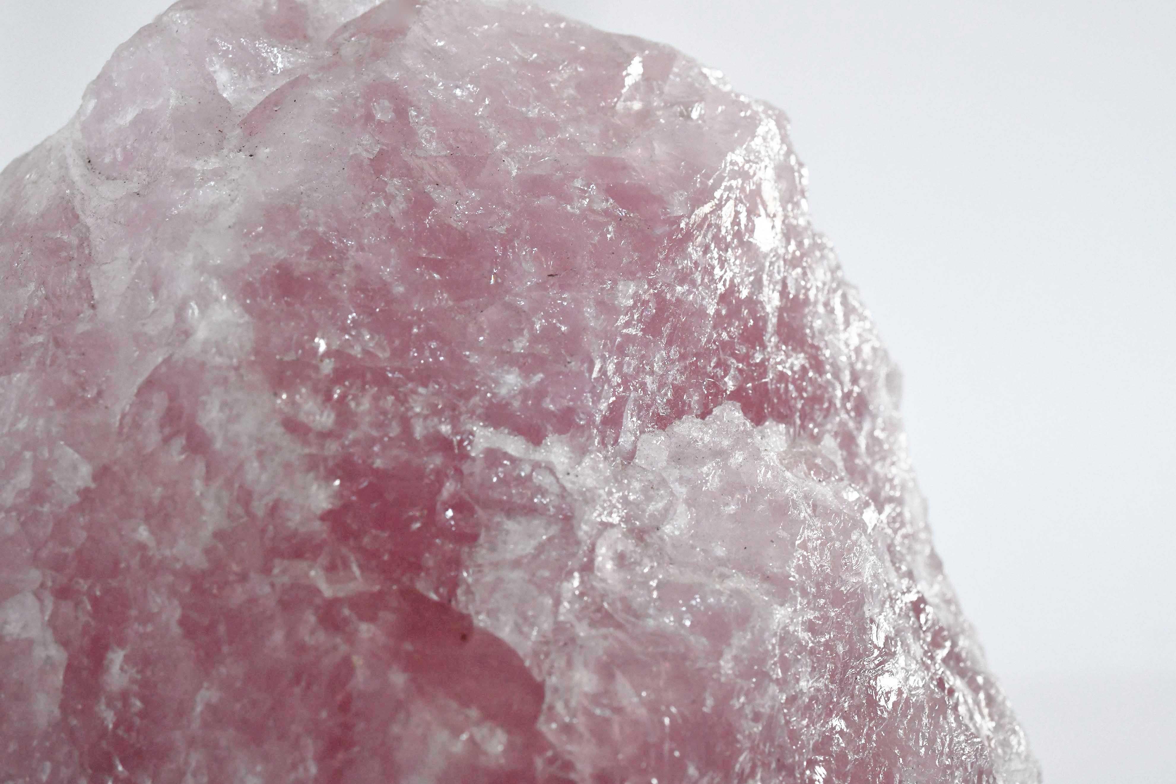 Quartz rose naturel unique monté en lampe, créé par Phoenix Gallery, NYC.
Jusqu'au sommet du cristal de roche : 12.75