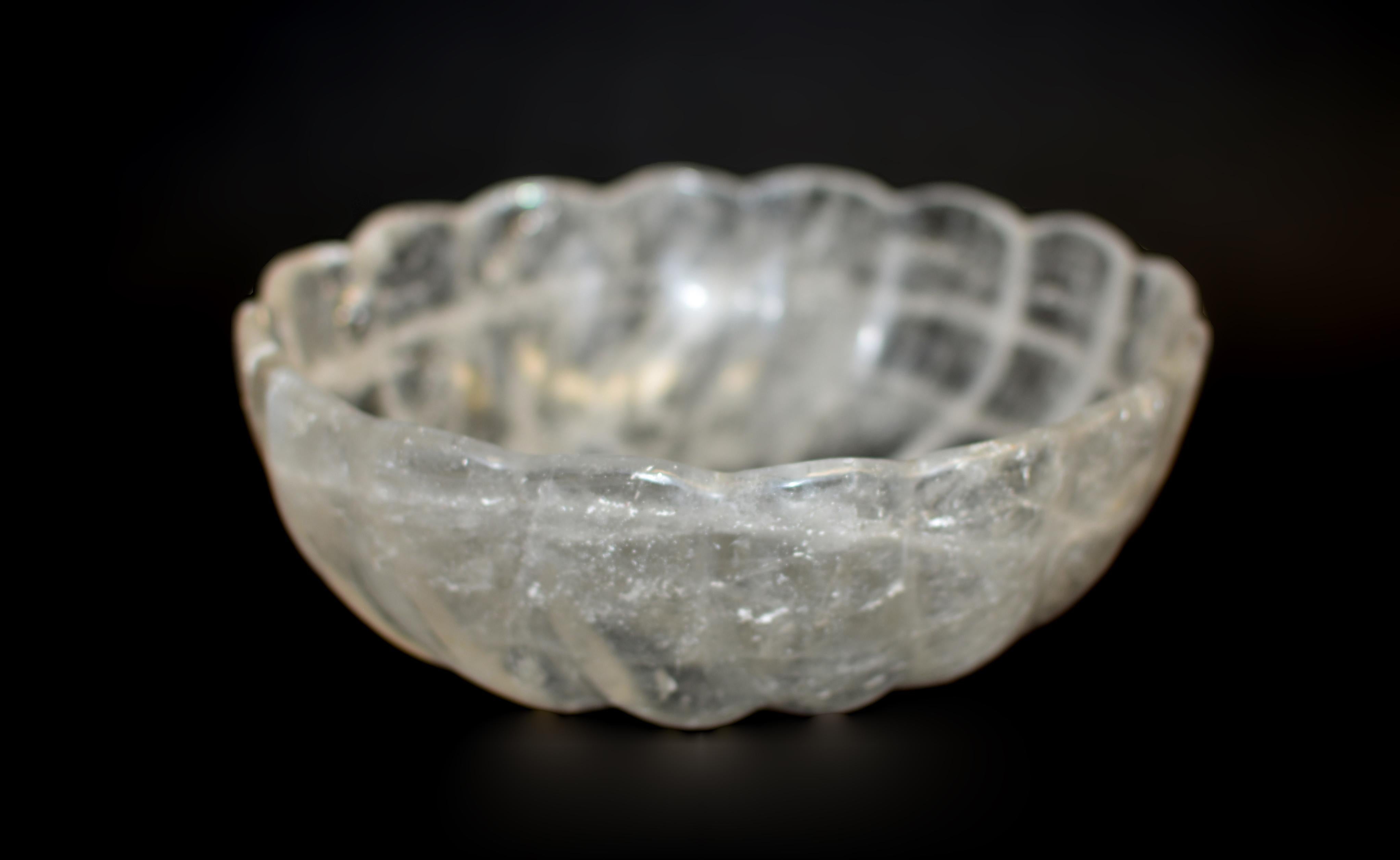 Un cuenco absolutamente hermoso hecho de cuarzo gema de cristal de roca de grado fino, totalmente natural. Gran cuenco con pie corto y redondo, borde festoneado y forma grácil y curvada modelada a partir de una flor de loto completamente abierta.