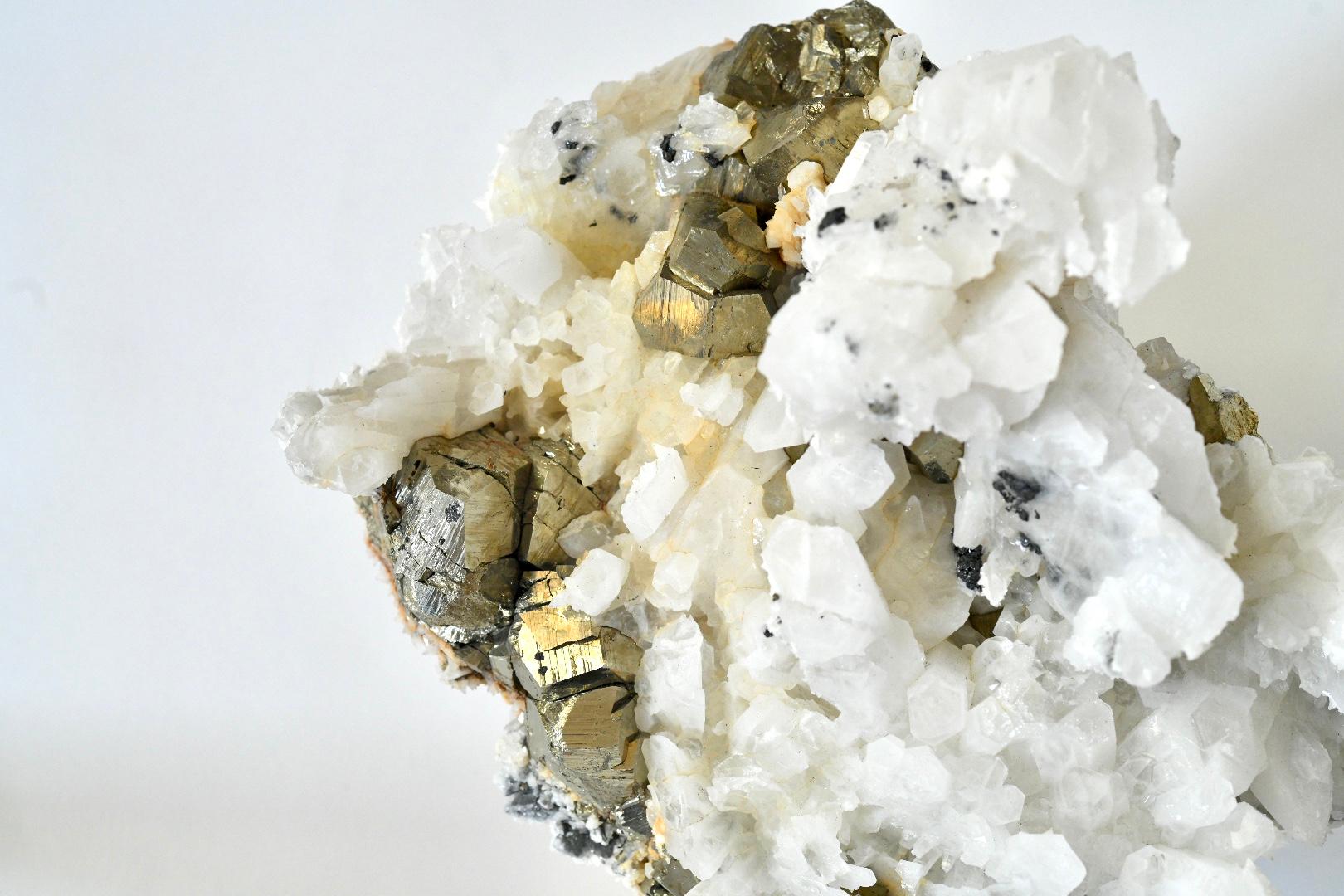 Round Rock Crystal chandelier. The natural beauty of quartz Round Rock Crystal chandelier. The natural beauty of quartz