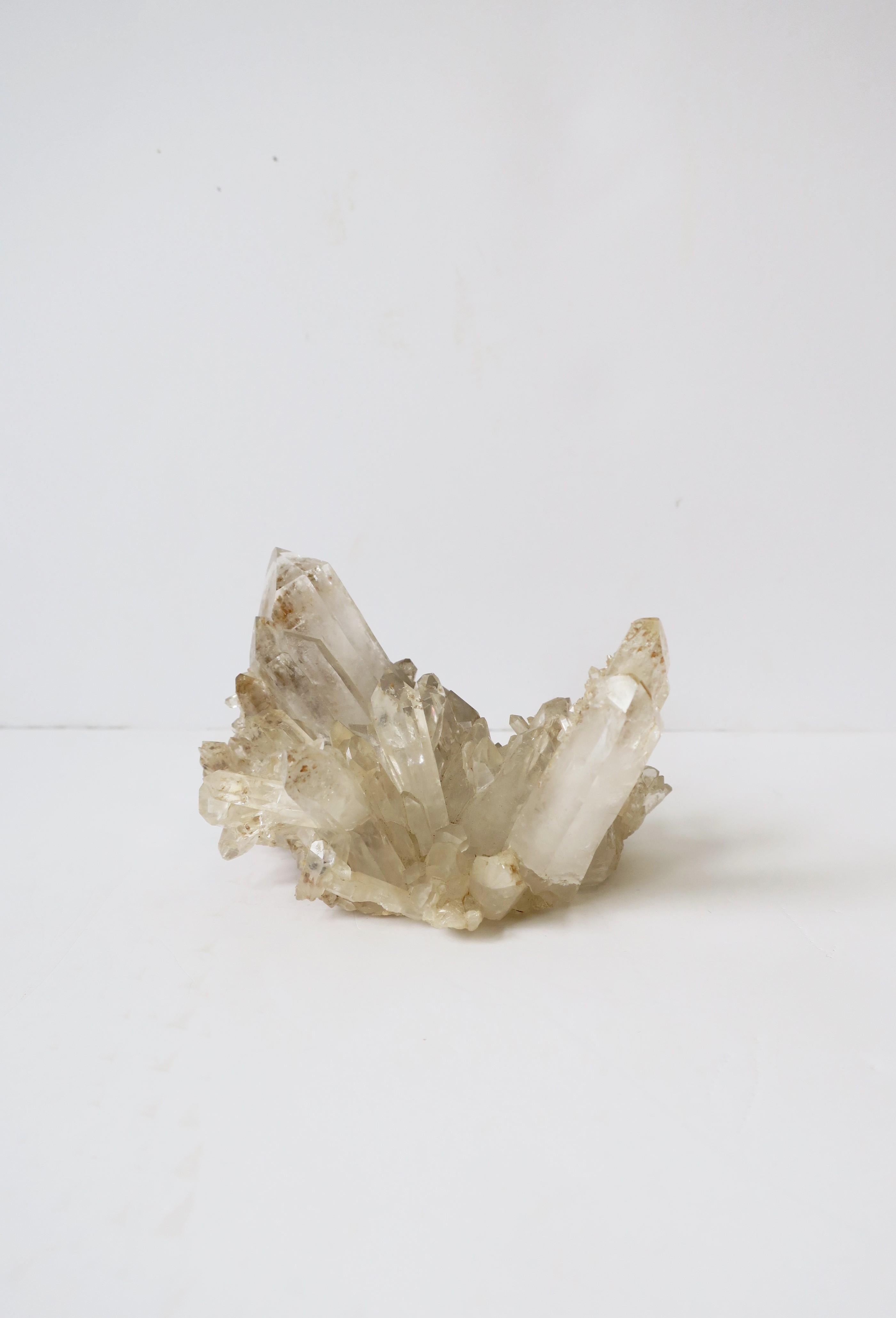 Ein natürlicher Bergkristall, auch bekannt als klarer Quarz, ist ein dekoratives Objekt. 

Abmessungen: 3,5