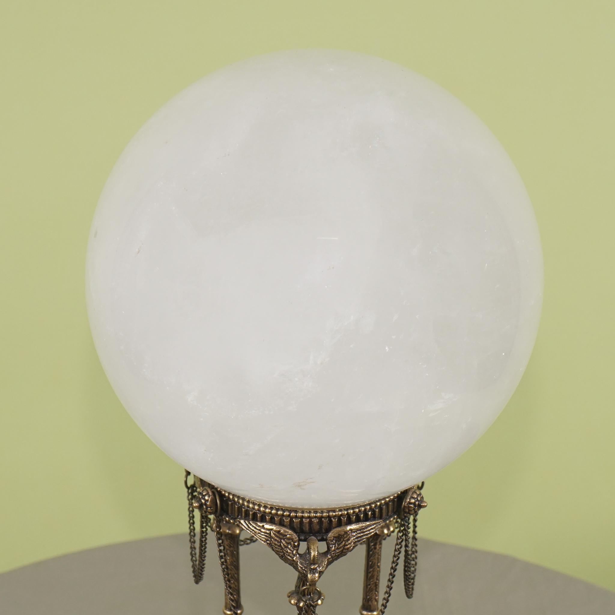 Natürliche Bergkristallkugel auf einem neoklassischen Sockel aus polierter und patinierter Bronze (Neoklassisch) im Angebot