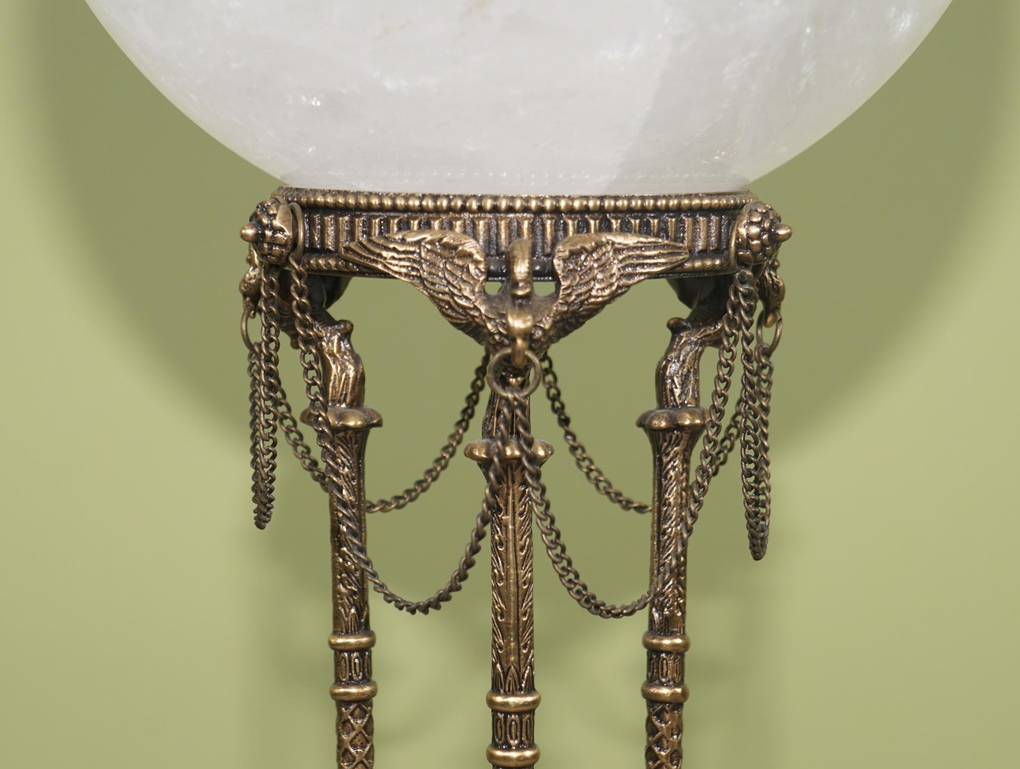 Natürliche Bergkristallkugel auf einem neoklassischen Sockel aus polierter und patinierter Bronze (Patiniert) im Angebot