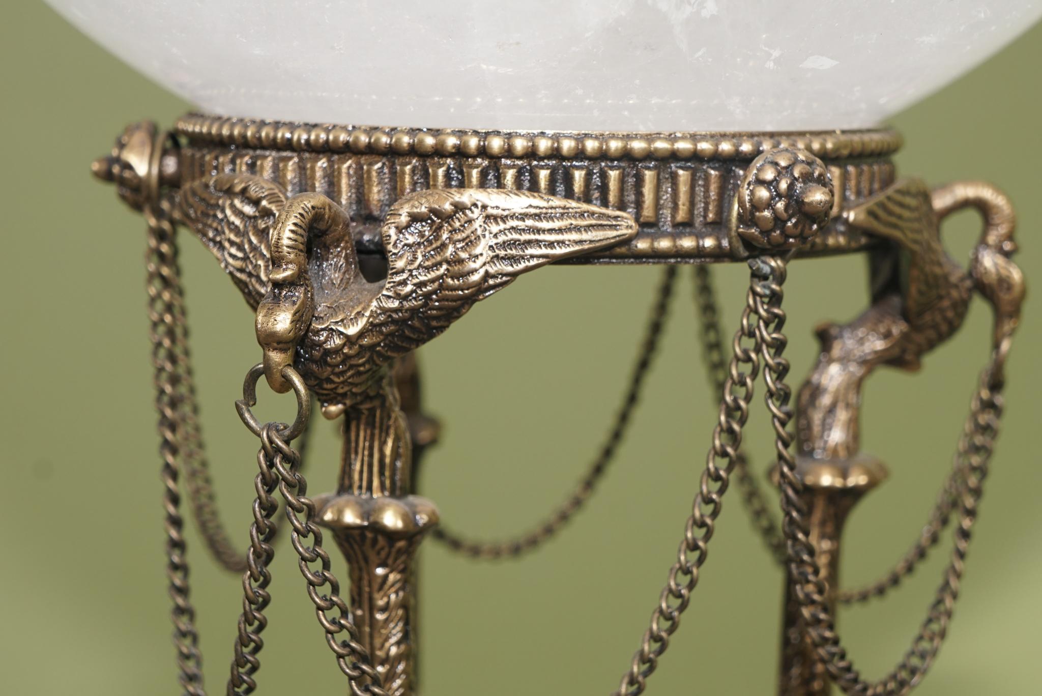 Natürliche Bergkristallkugel auf einem neoklassischen Sockel aus polierter und patinierter Bronze im Angebot 1