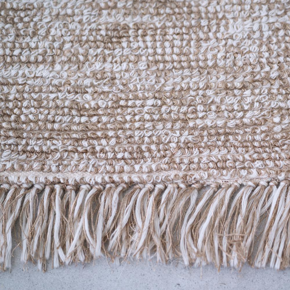Das Mars-Gewebe ist von natürlichen Gesteinsmustern inspiriert und kombiniert rohe Jute mit luxuriöser Wolle und goldenen Akzenten, um ein strukturiertes Gewebe mit einer irdischen und doch jenseitigen Textur zu schaffen. Dieses Gewebe verbindet die