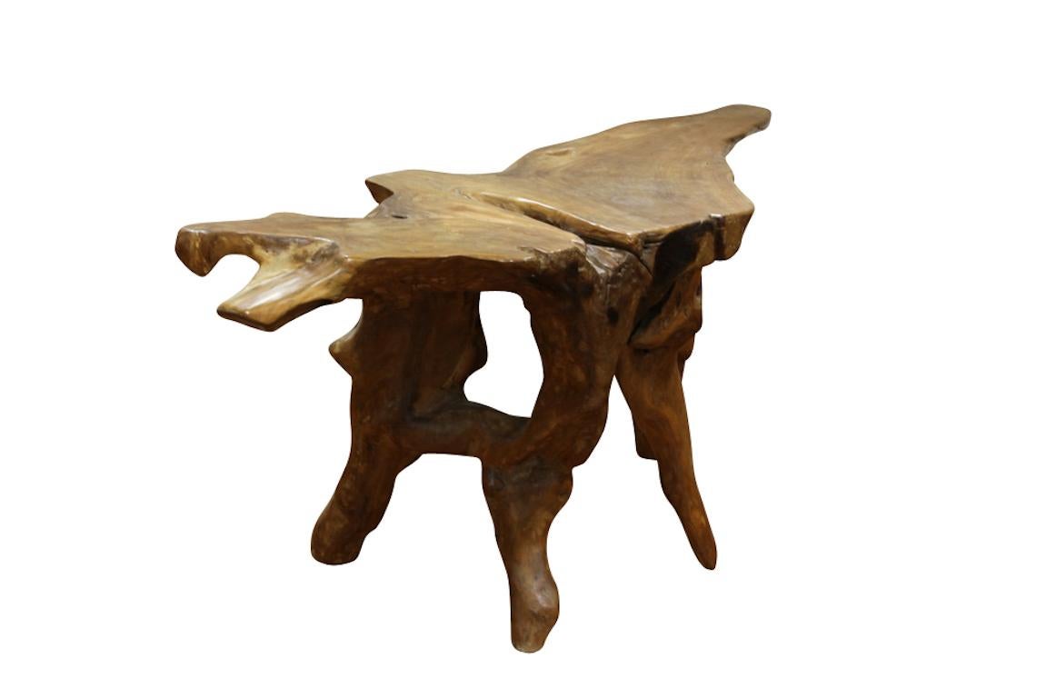 Table sculpturale naturelle en racine, parfaite comme table centrale de foyer avec verre ou comme table de console intéressante.
Mesures : 27 1/2