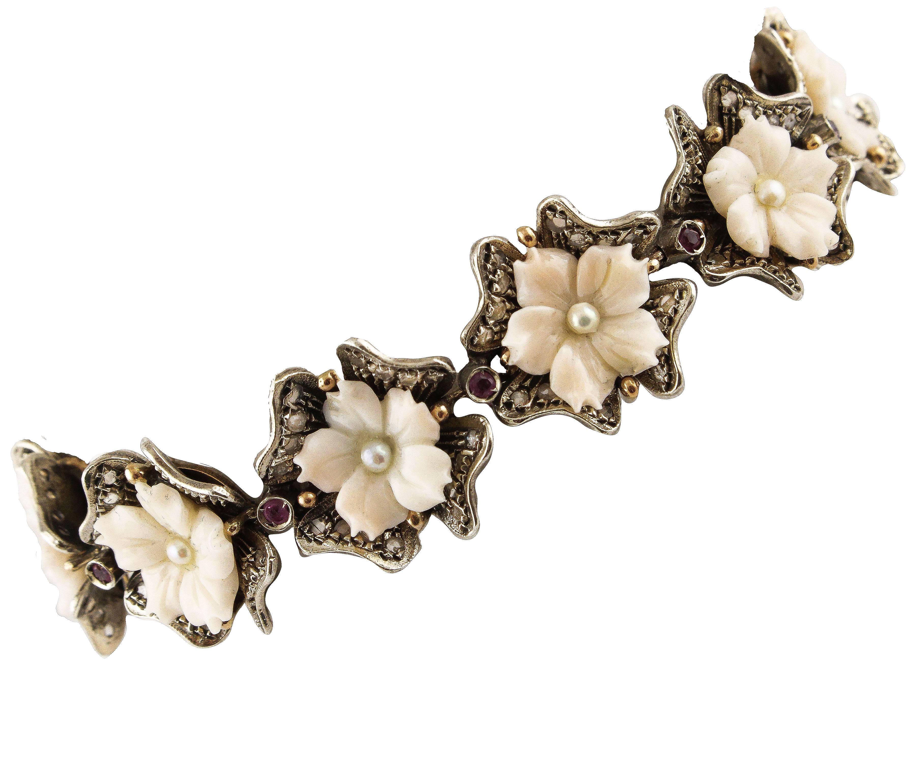 Bracelet à maillons en or rose et argent avec fleurs, perles, diamants et rubis en vente 1