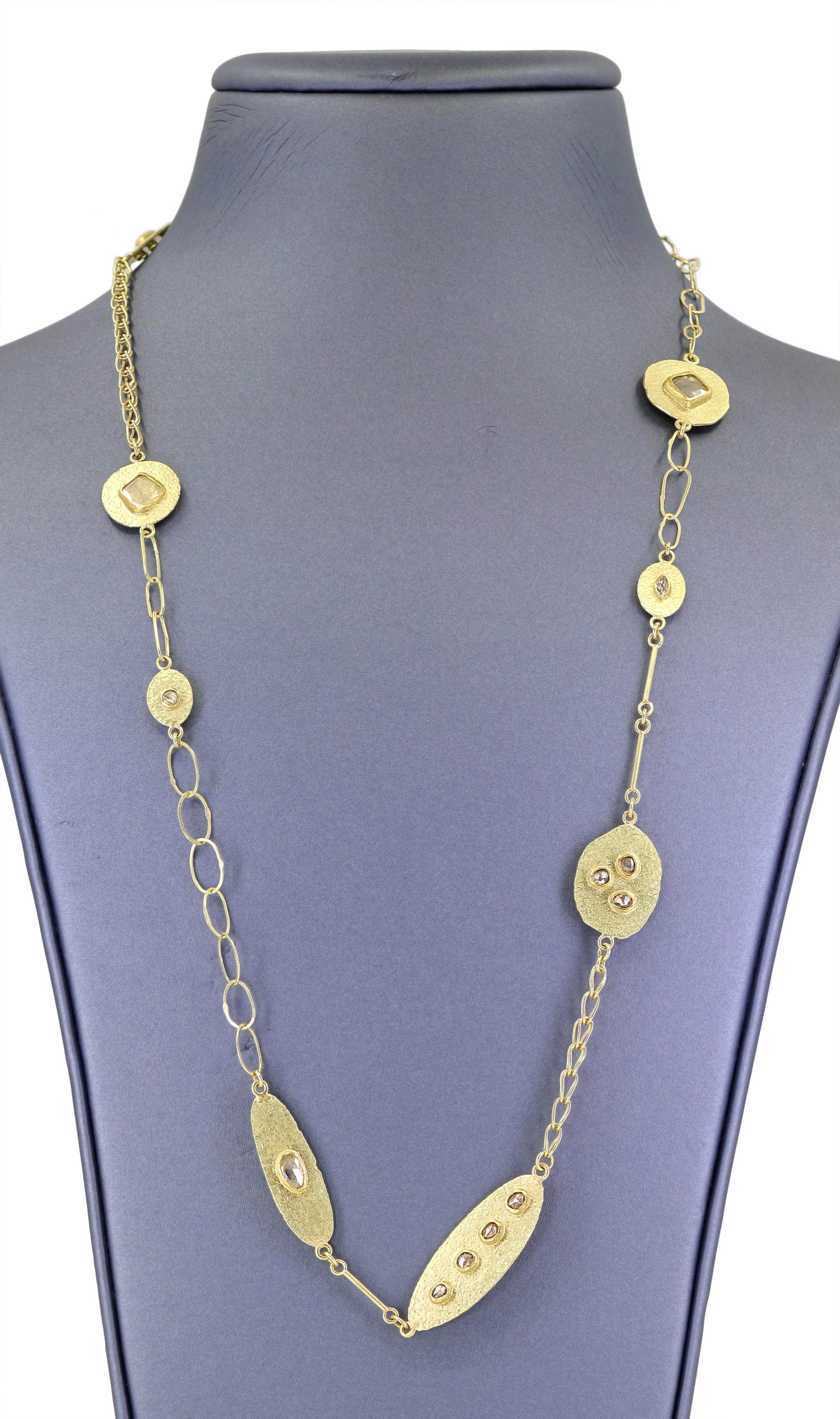 Collana unica nel suo genere, realizzata a mano da Petra Class, artista della gioielleria, con una spettacolare serie di diamanti naturali dal taglio a rosa incastonati singolarmente e sparsi su otto elementi in oro giallo 22k a doppia faccia dalla