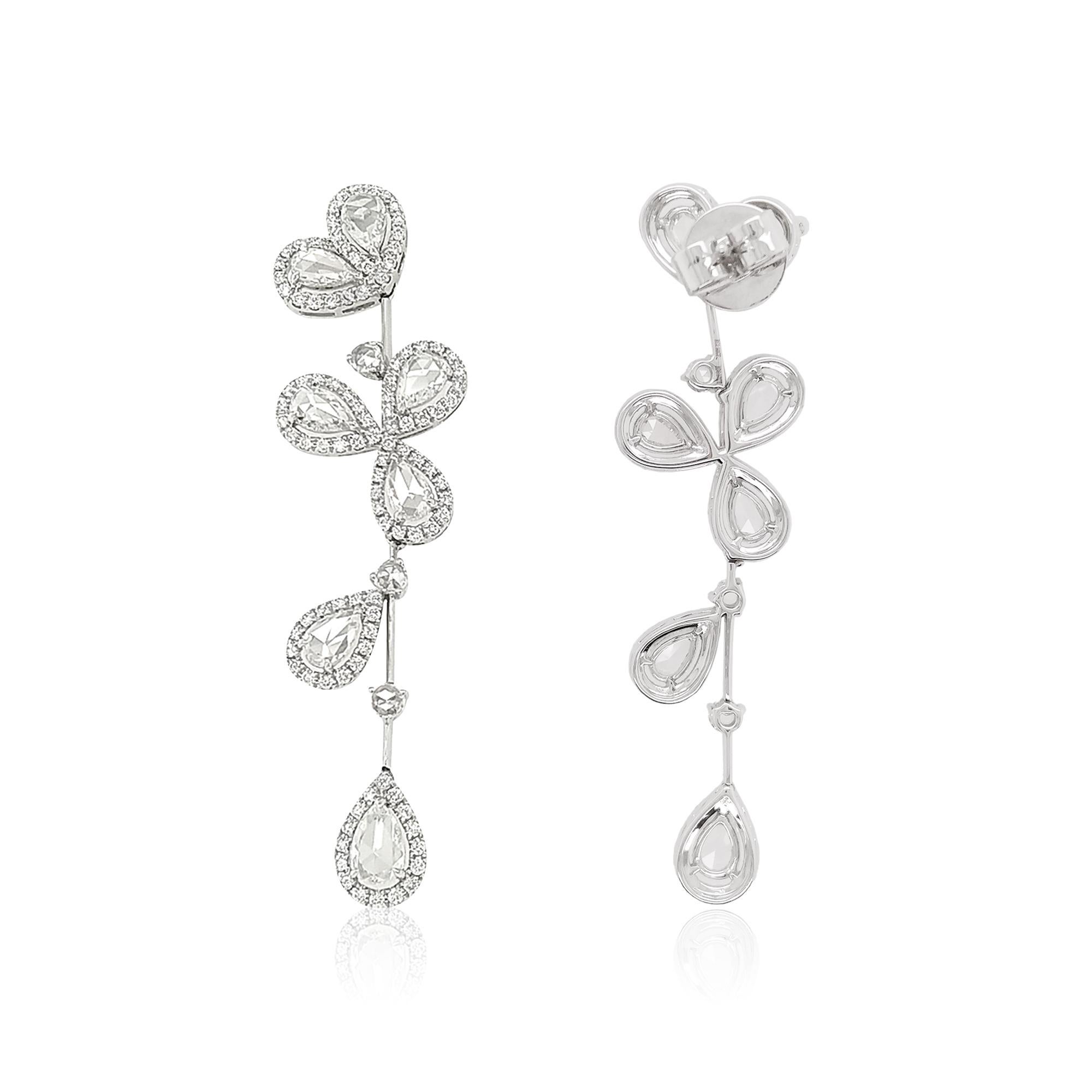 Diese hübschen Ohrringe zeigen feminine weiße Diamanten im Rosenschliff, die in Halos aus weißen Diamanten im Brillantschliff eingefasst sind, die kaskadenförmig am Ohrring herabfallen. Diese wunderschönen Ohrringe fallen auf jeden Fall auf, egal,