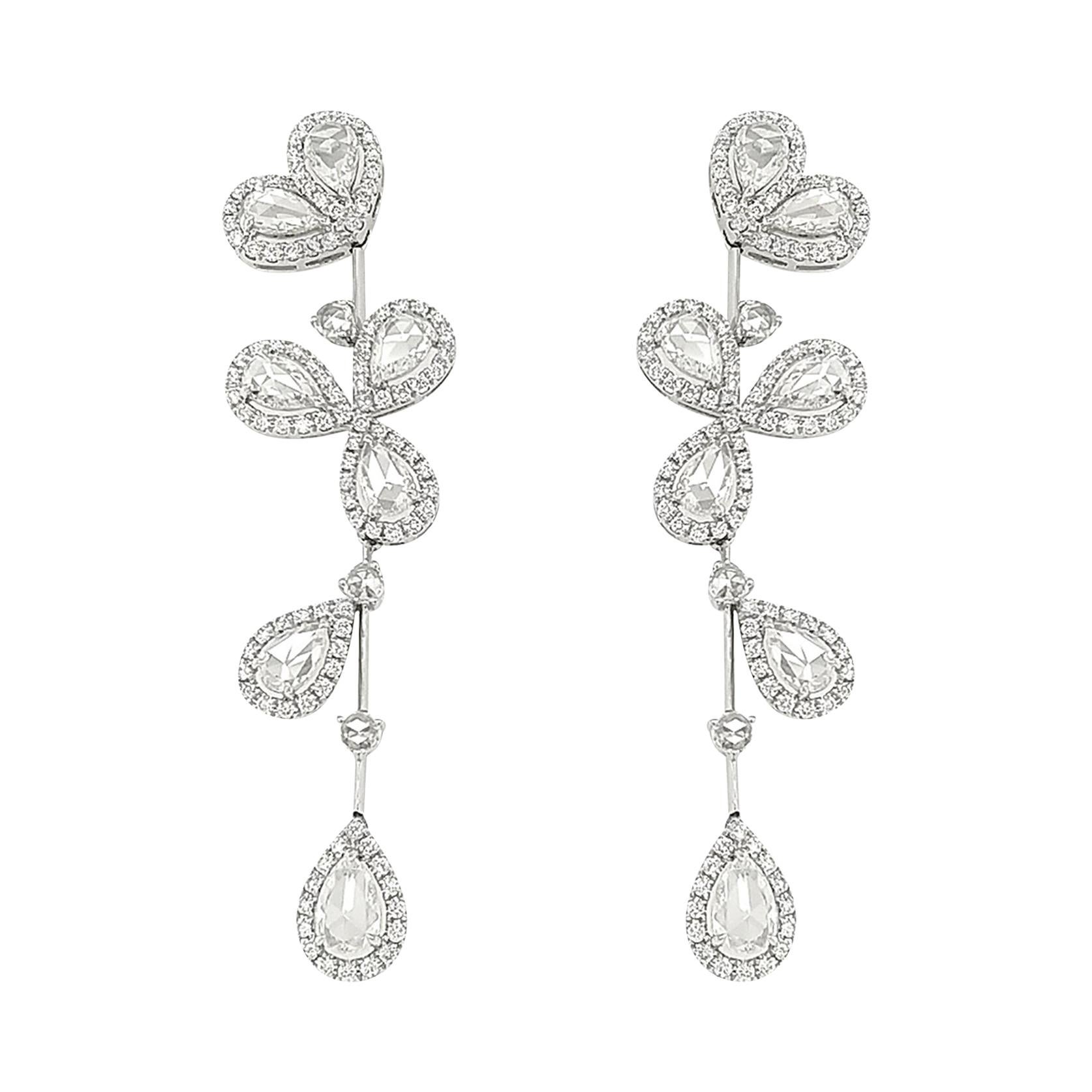 Pendants d'oreilles en or blanc 18 carats avec diamants blancs de taille naturelle en rose en vente
