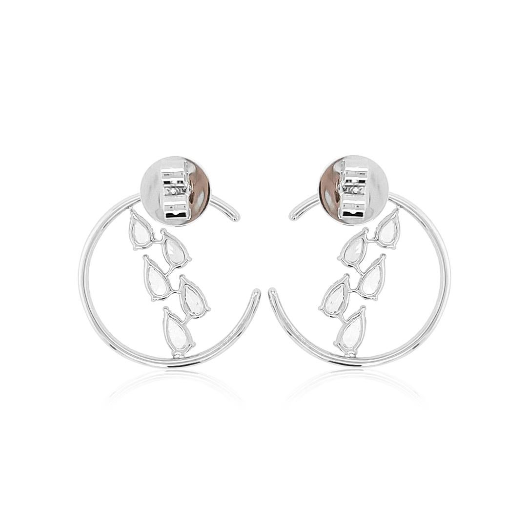 Diese Statement-Ohrringe sind mit glänzenden weißen Diamanten im Rosenschliff in Birnenform besetzt, die von einem sichelförmigen weißen Diamanten umgeben sind. Mit diesen Ohrringen können Sie sich bei glamourösen Veranstaltungen von der Masse