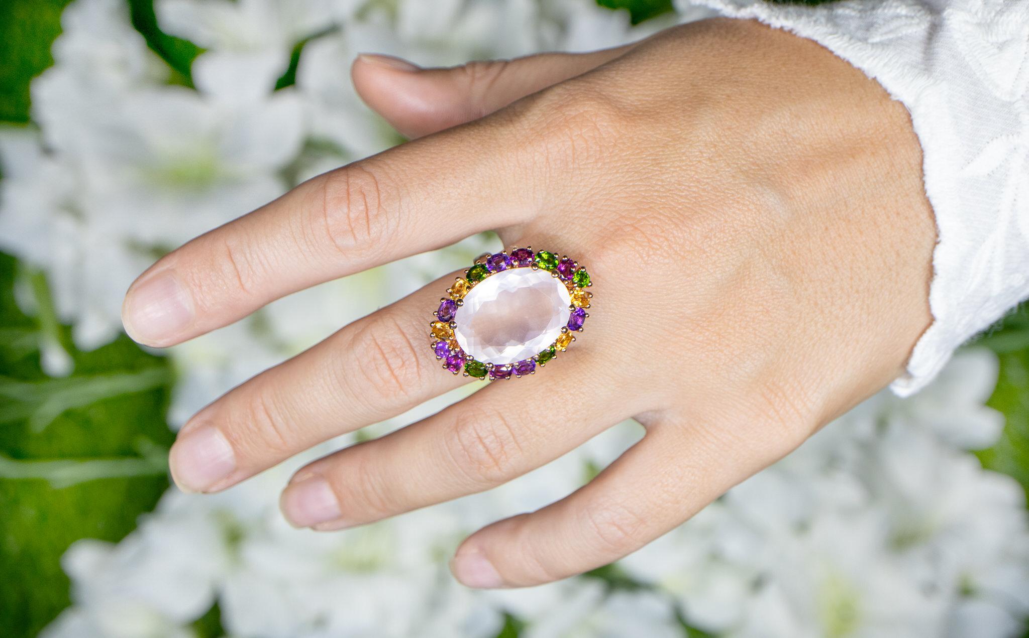 Taglio ovale Anello Cocktail di Quarzo Rosa Naturale Pietre Multiple Placcate in Oro Rosa 14K in vendita