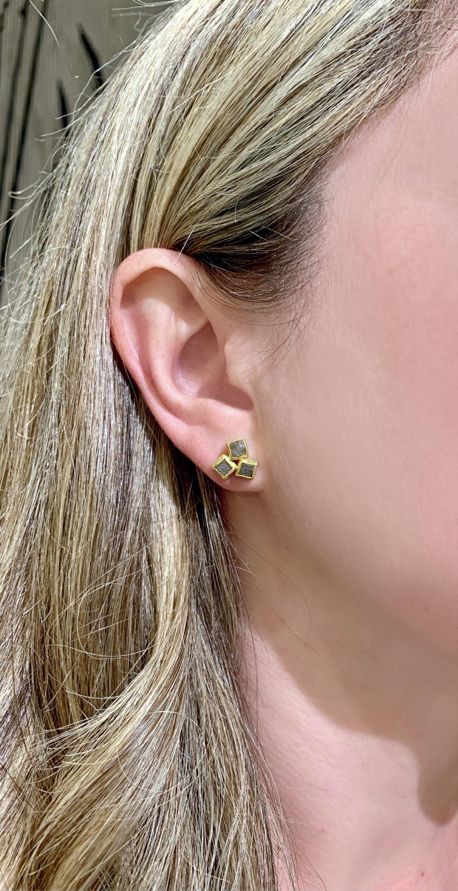 Contemporain Clous d'oreilles Petra Class en or jaune 22 carats avec triple pierre en diamant brut naturel en vente