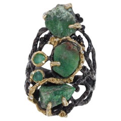 Anello Cocktail con tre pietre di smeraldo grezzo Nature