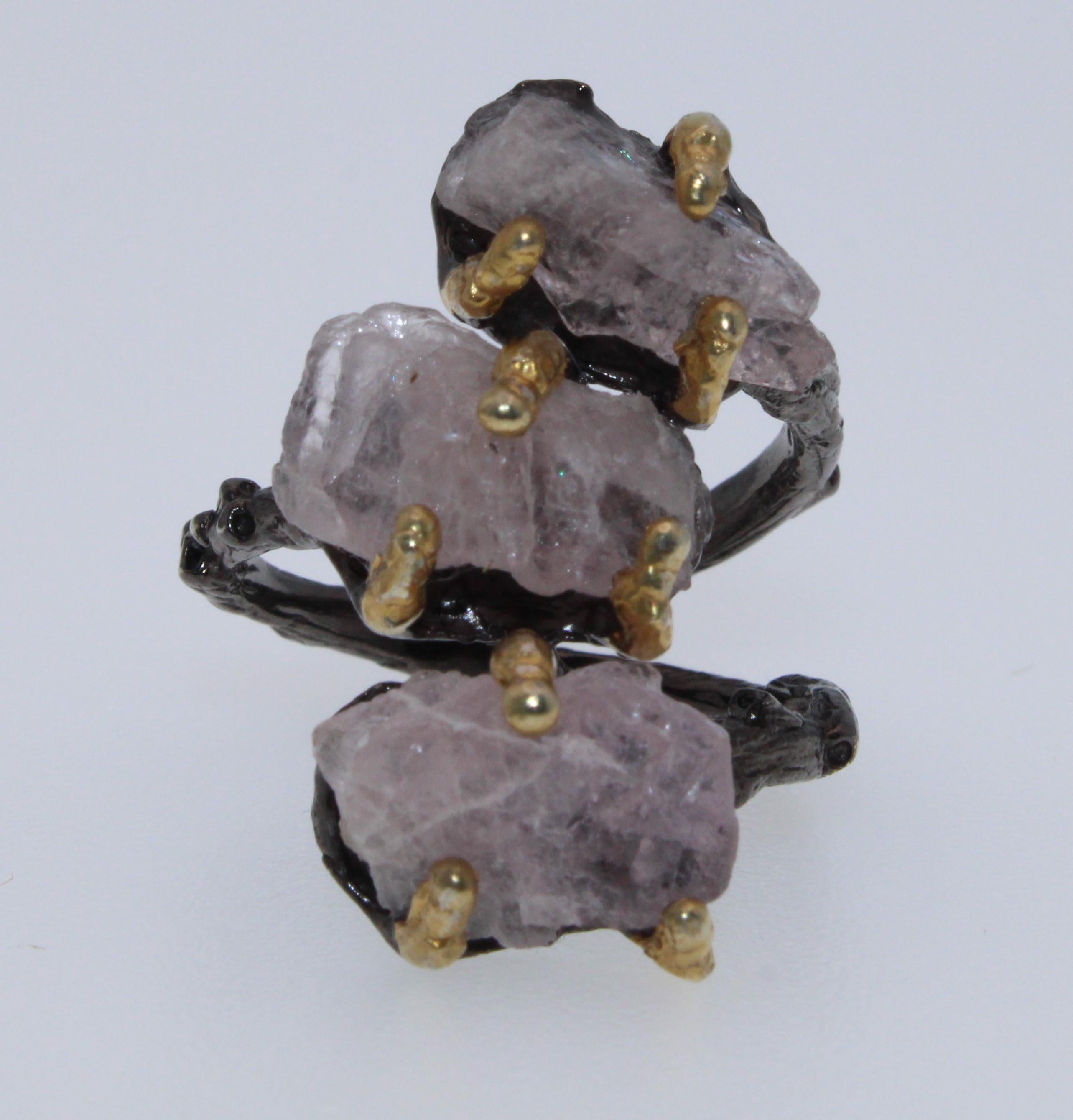 Schöner natürlicher roher rosa Morganit Drei-Stein-Ring. Jeder Stein stammt aus Afrika und ist in 14-karätige Goldplattierung und schwarzes Rhodium gefasst. Dieser Ring wurde in Thailand handgefertigt und kann an jedem Finger getragen werden, sei es