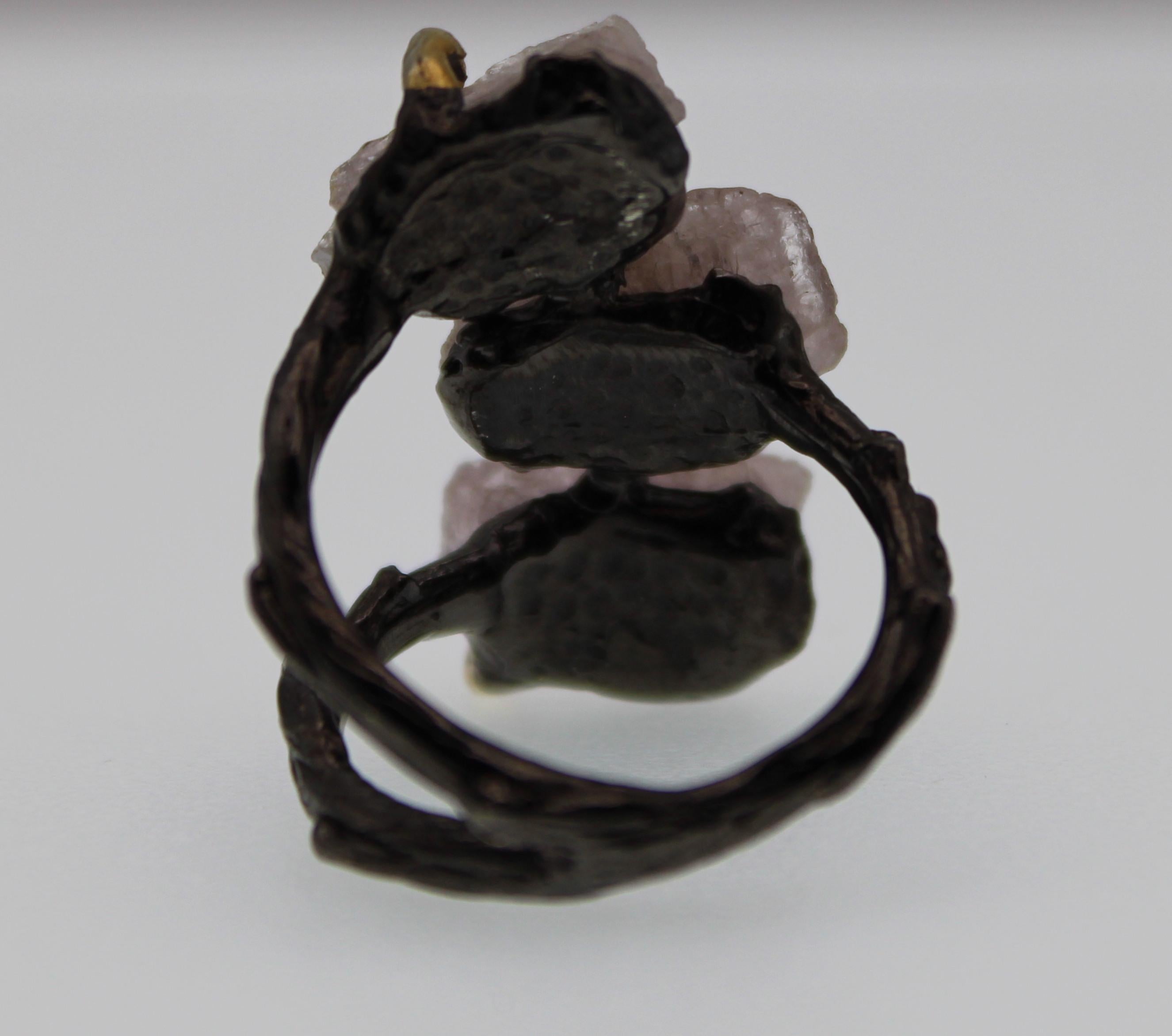 Natürlicher Rohrosa Morganit vergoldet und schwarzer Rhodium 3 Stein Ring (Rohschliff) im Angebot