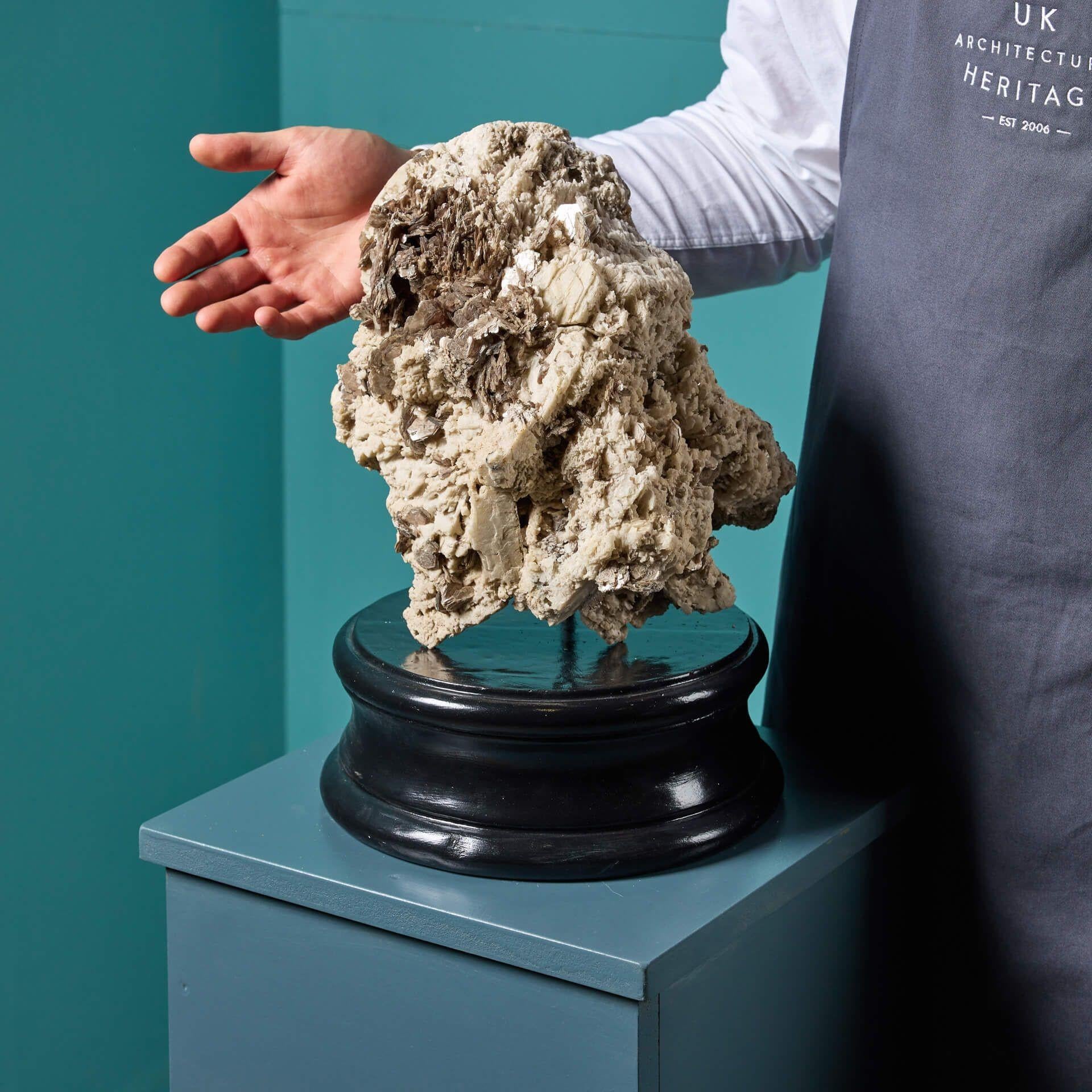 Un sorprendente esemplare naturale di zeolite grezza con elementi di mica, presentato su una delle nostre basi in gesso dipinto di qualità museale.
La zeolite si può trovare in varie forme, dimensioni e colori con una meravigliosa struttura