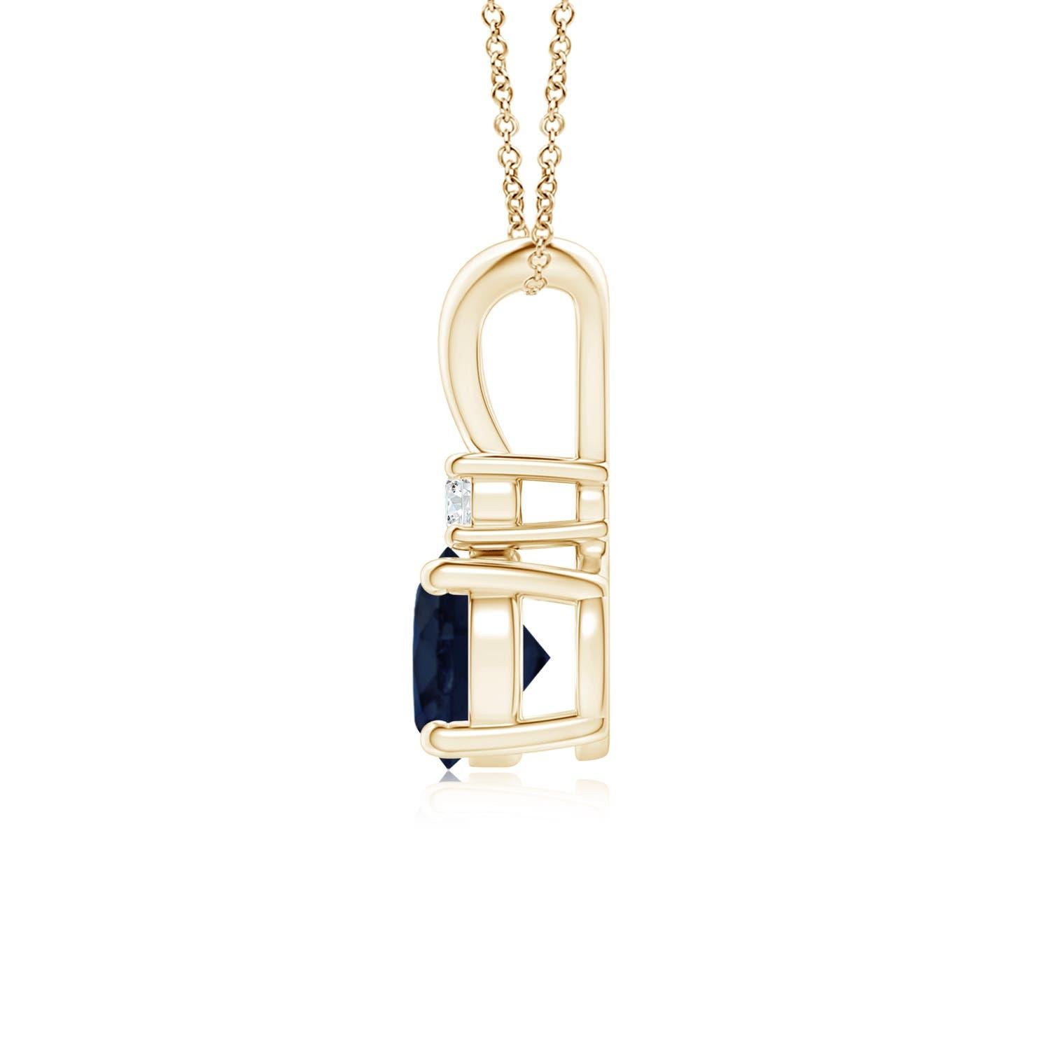 Questo ciondolo con zaffiro incastonato a quattro punte è un perfetto connubio di stile e bellezza. Un diamante brillante sopra la gemma blu ne aumenta il fascino. Questo classico ciondolo a forma di zaffiro solitario con una balla a V lucida è