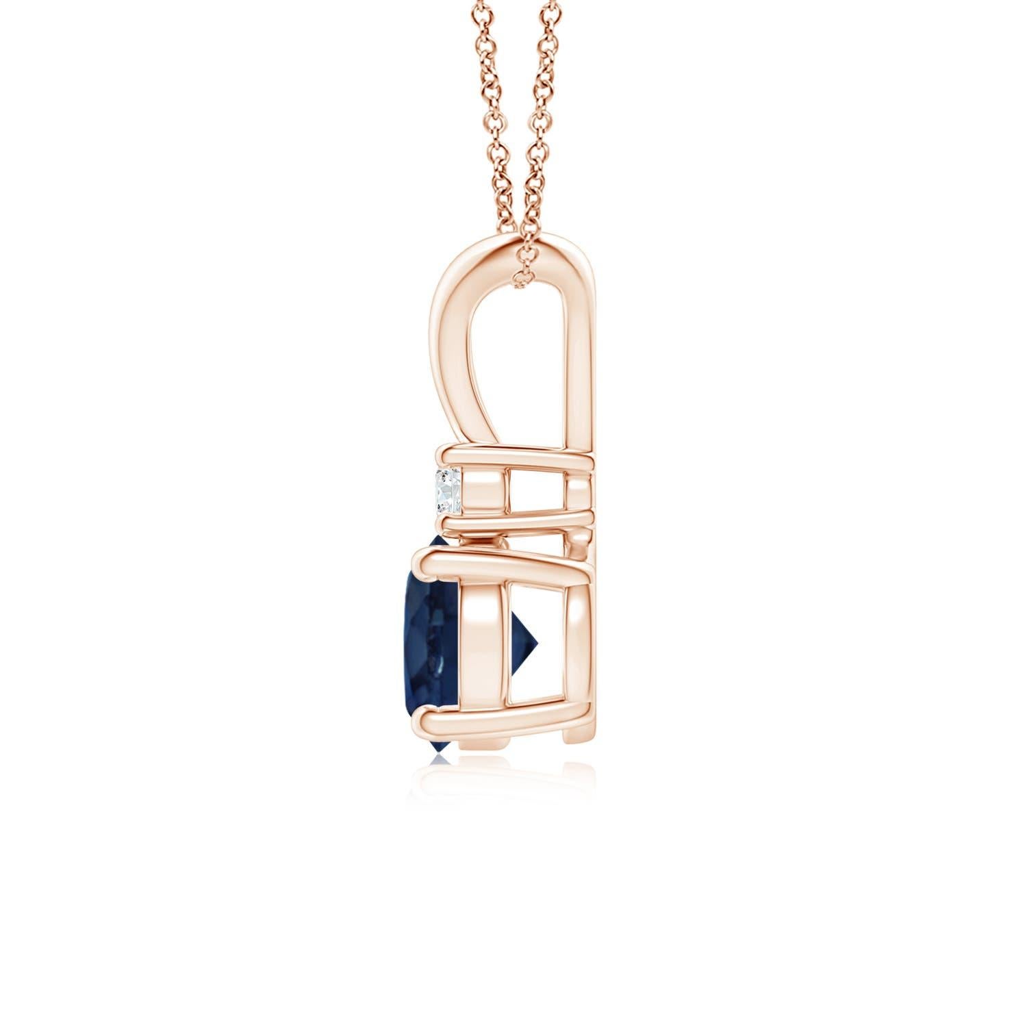 Dieser mit vier Zacken gefasste Saphir-Anhänger ist die perfekte Mischung aus Stil und Schönheit. Ein glänzender Diamant auf dem blauen Edelstein unterstreicht seinen Charme. Dieser klassische Solitär-Saphir-Anhänger mit poliertem V-Balken ist