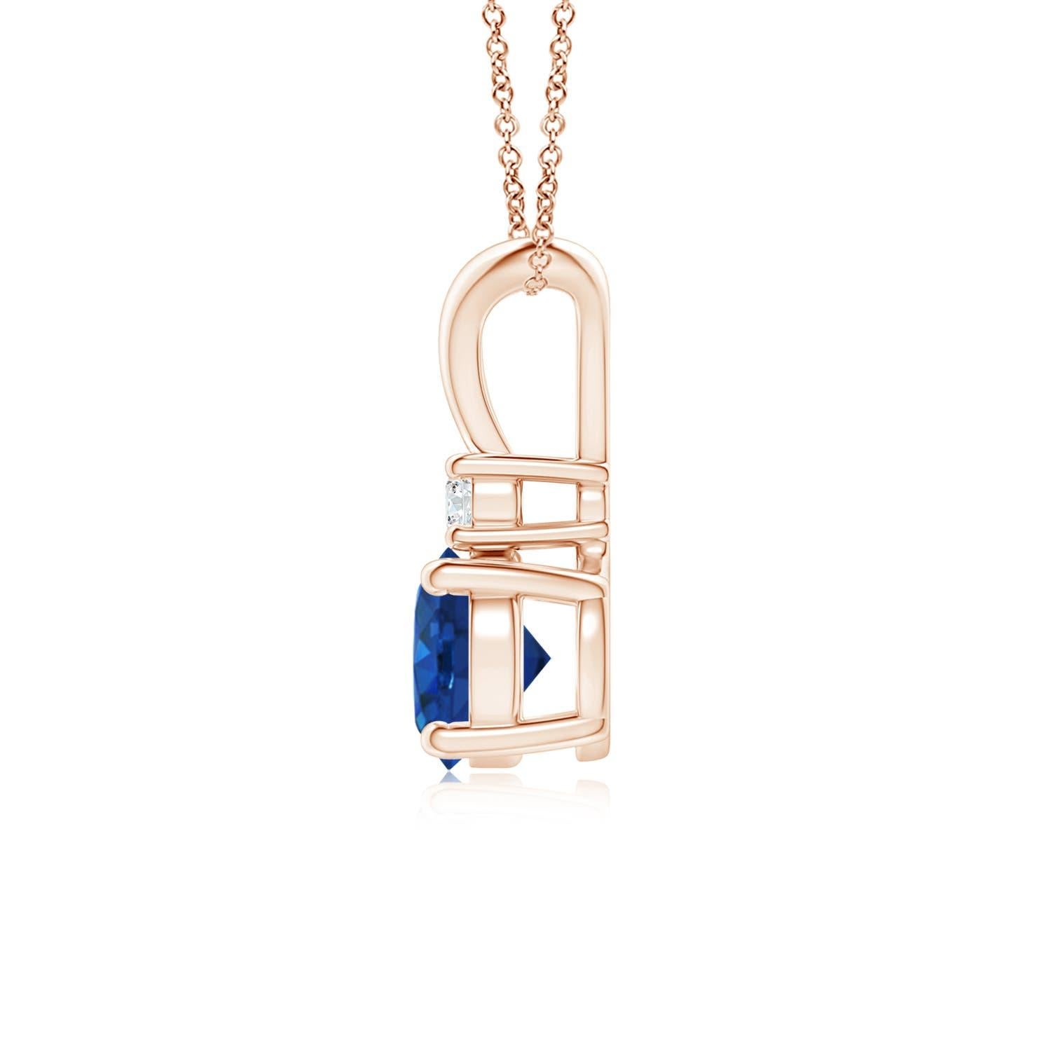 Dieser mit vier Zacken gefasste Saphir-Anhänger ist die perfekte Mischung aus Stil und Schönheit. Ein glänzender Diamant auf dem blauen Edelstein unterstreicht seinen Charme. Dieser klassische Solitär-Saphir-Anhänger mit poliertem V-Balken ist