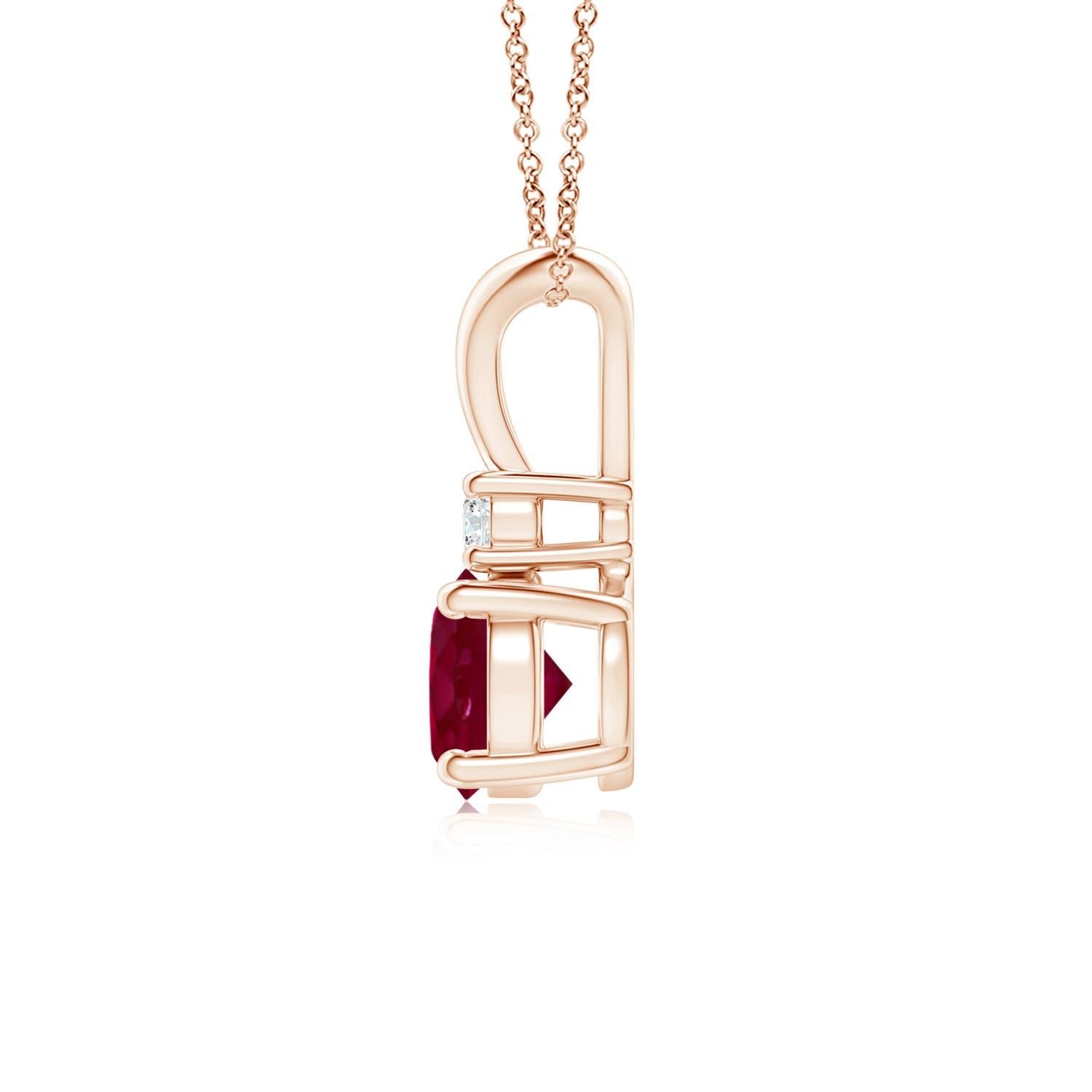 Ce pendentif en rubis serti de quatre griffes présente un mélange parfait de style et de beauté. Un diamant lustré surmontant la pierre précieuse rouge violacé en rehausse le charme. Ce pendentif solitaire classique en rubis avec une boucle en V