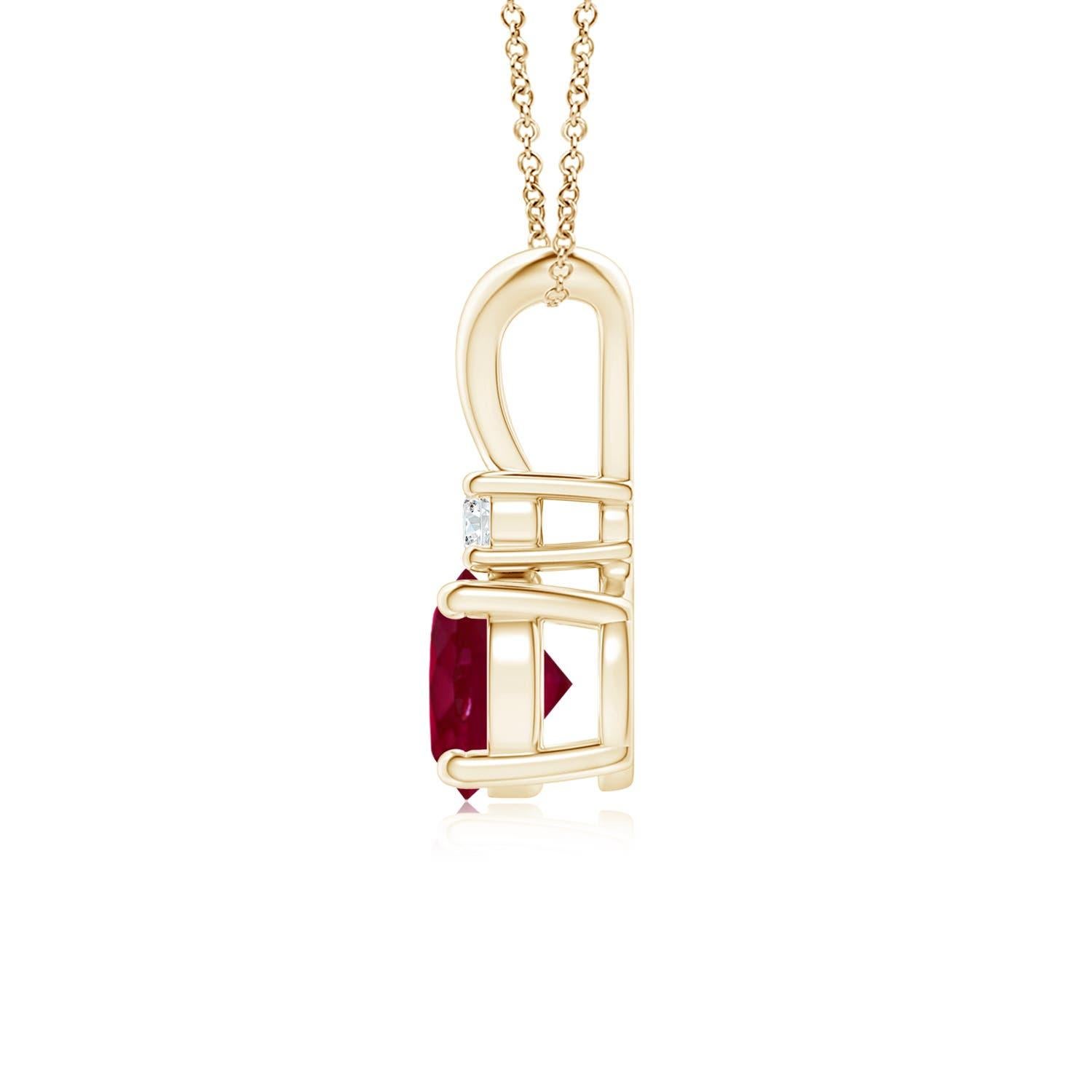 Este colgante de rubí engastado con cuatro garras muestra la mezcla perfecta de estilo y belleza. Un brillante diamante sobre la gema rojo púrpura realza su encanto. Este colgante clásico de rubí solitario con un pulido en V está ingeniosamente