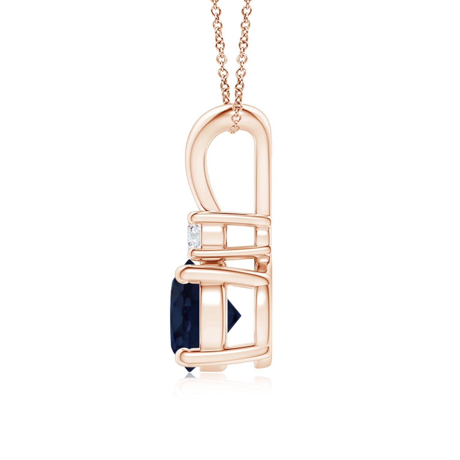 Questo ciondolo con zaffiro incastonato a quattro punte è un perfetto connubio di stile e bellezza. Un diamante brillante sopra la gemma blu ne aumenta il fascino. Questo classico ciondolo a forma di zaffiro solitario con una balla a V lucida è