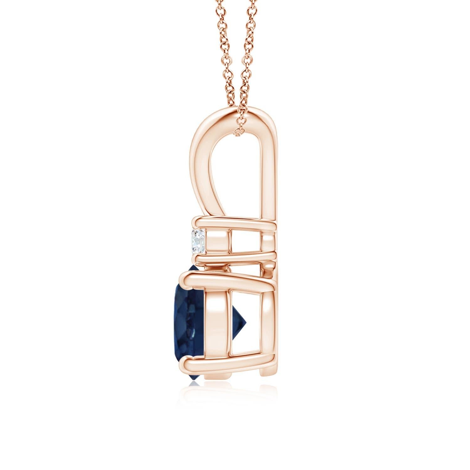 Dieser mit vier Zacken gefasste Saphir-Anhänger ist die perfekte Mischung aus Stil und Schönheit. Ein glänzender Diamant auf dem blauen Edelstein unterstreicht seinen Charme. Dieser klassische Solitär-Saphir-Anhänger mit poliertem V-Balken ist