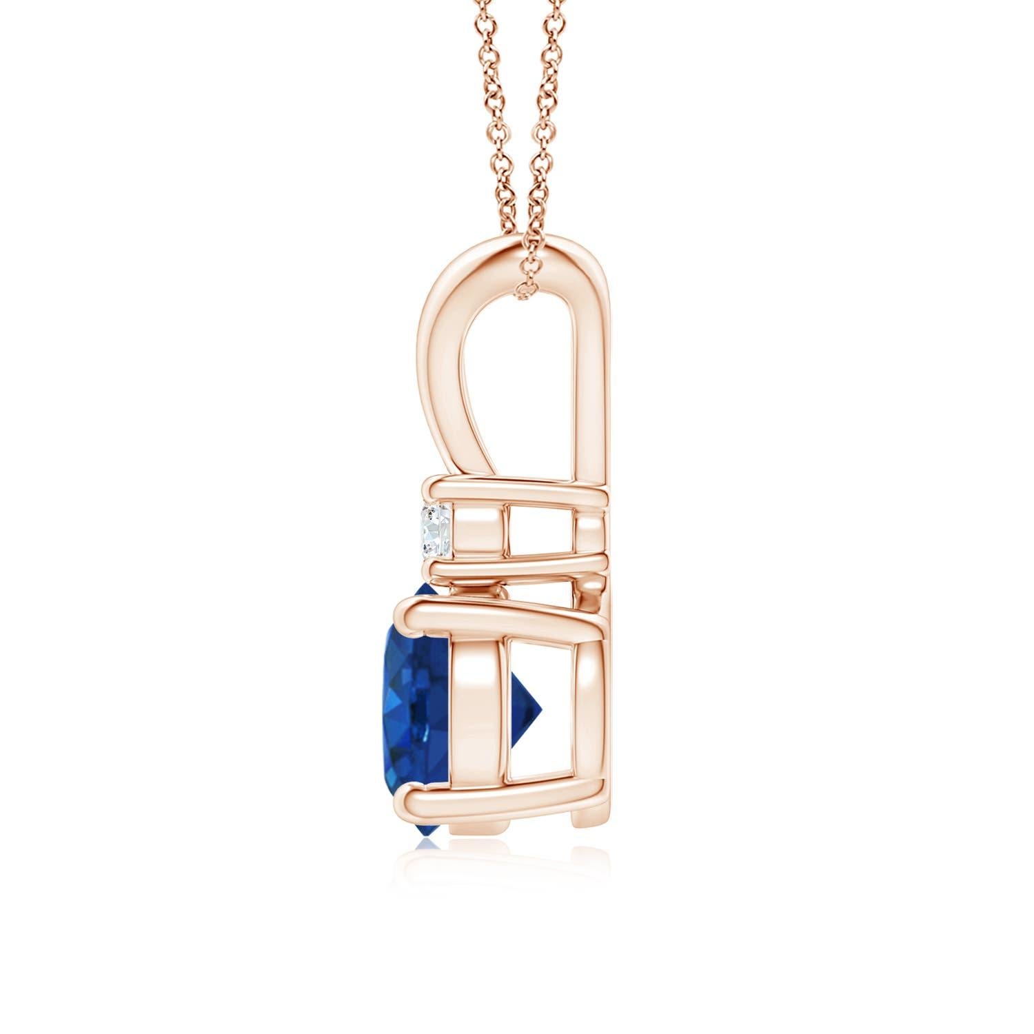 Dieser mit vier Zacken gefasste Saphir-Anhänger ist die perfekte Mischung aus Stil und Schönheit. Ein glänzender Diamant auf dem blauen Edelstein unterstreicht seinen Charme. Dieser klassische Solitär-Saphir-Anhänger mit poliertem V-Balken ist