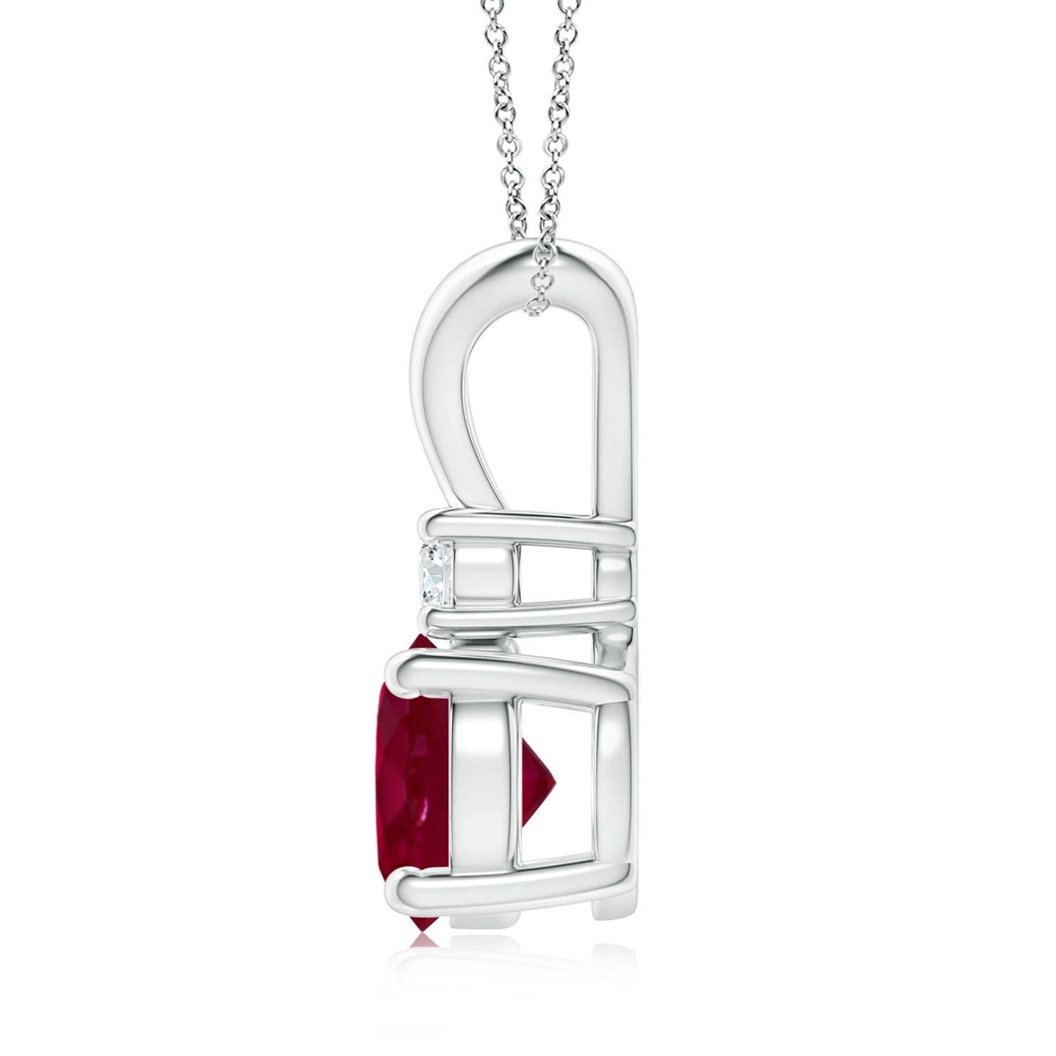Ce pendentif en rubis serti de quatre griffes présente un mélange parfait de style et de beauté. Un diamant lustré surmontant la pierre précieuse rouge violacé en rehausse le charme. Ce pendentif solitaire classique en rubis avec une boucle en V