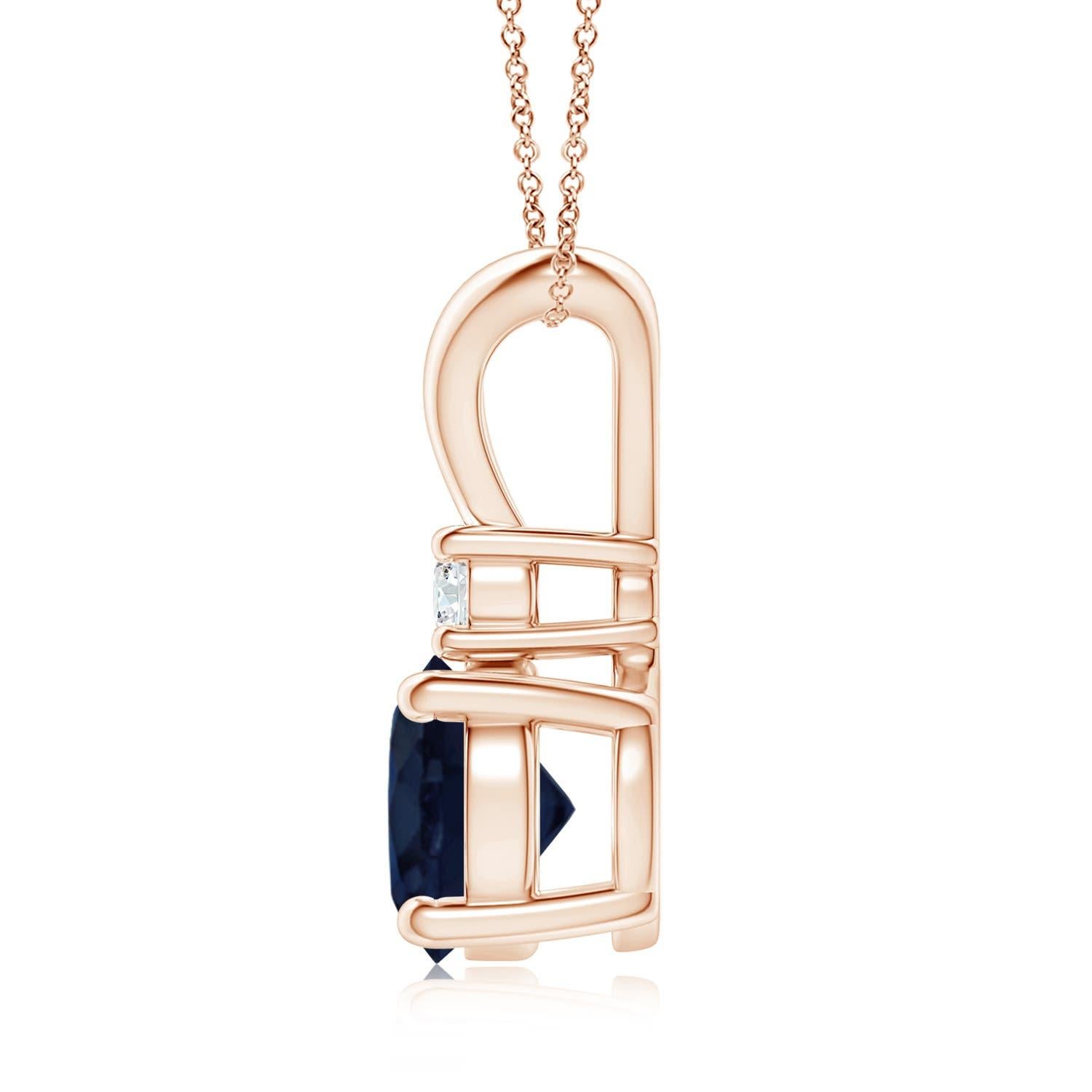 Dieser mit vier Zacken gefasste Saphir-Anhänger ist die perfekte Mischung aus Stil und Schönheit. Ein glänzender Diamant auf dem blauen Edelstein unterstreicht seinen Charme. Dieser klassische Solitär-Saphir-Anhänger mit poliertem V-Balken ist