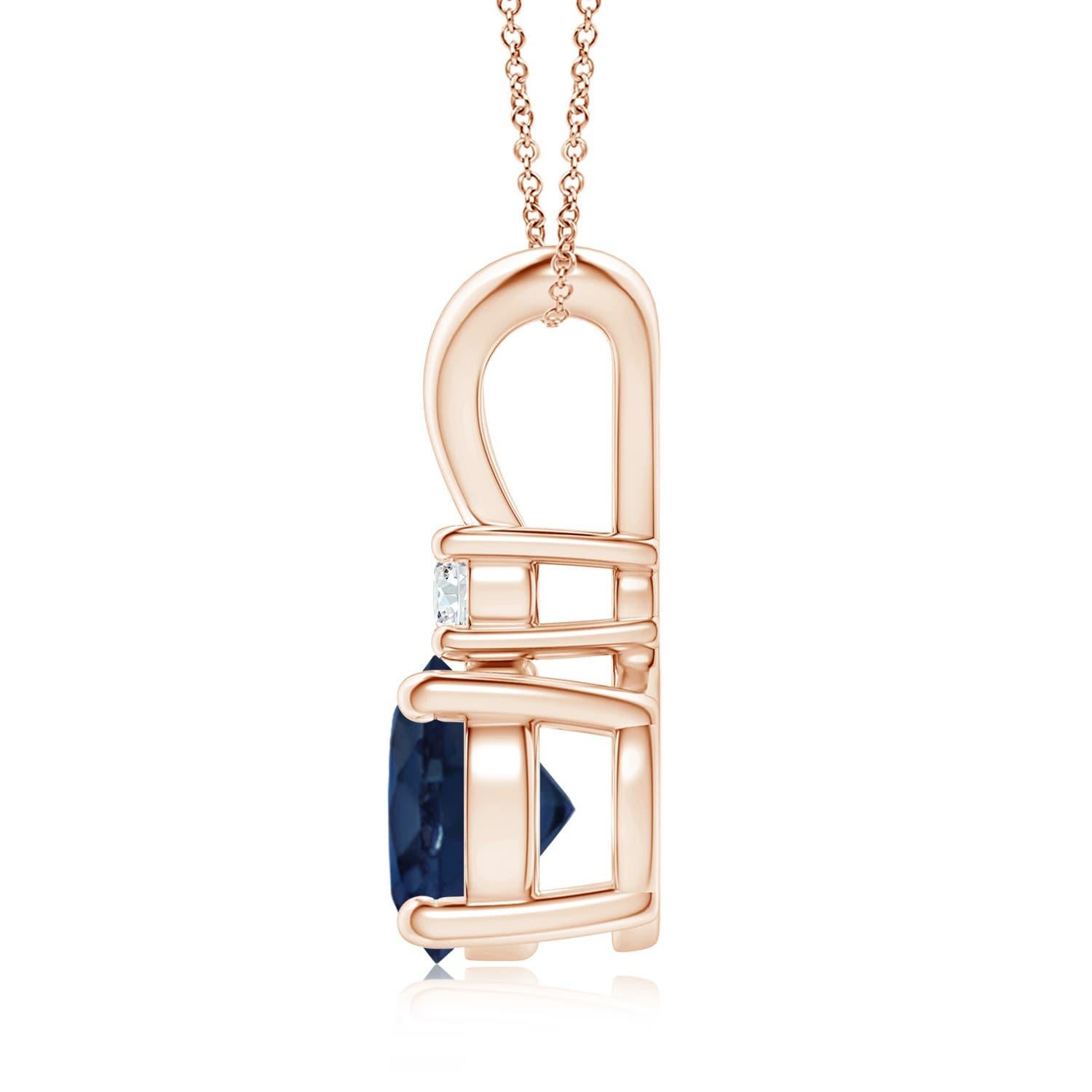 Dieser mit vier Zacken gefasste Saphir-Anhänger ist die perfekte Mischung aus Stil und Schönheit. Ein glänzender Diamant auf dem blauen Edelstein unterstreicht seinen Charme. Dieser klassische Solitär-Saphir-Anhänger mit poliertem V-Balken ist