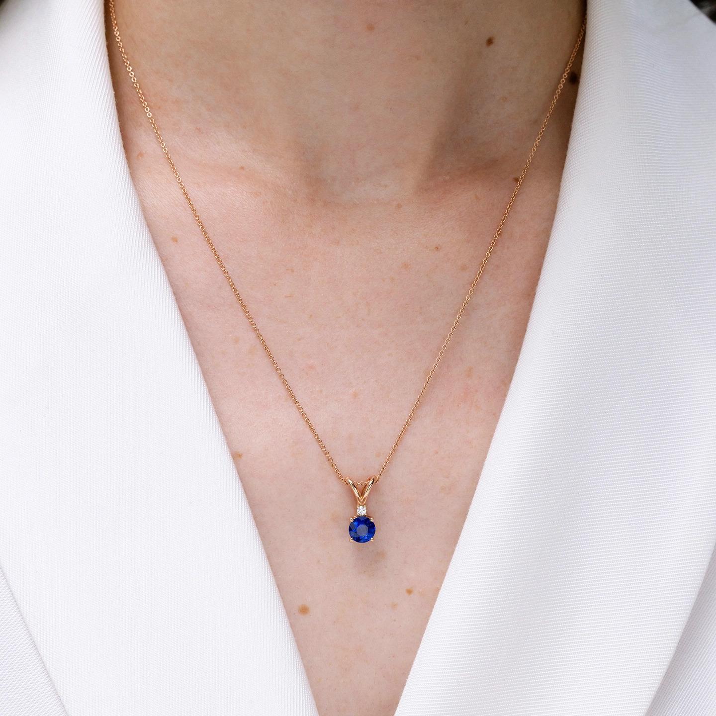 Natürlicher runder 2,2ct blauer Saphir Solitär-Anhänger mit Diamant 14K Rose Gold (Moderne) im Angebot