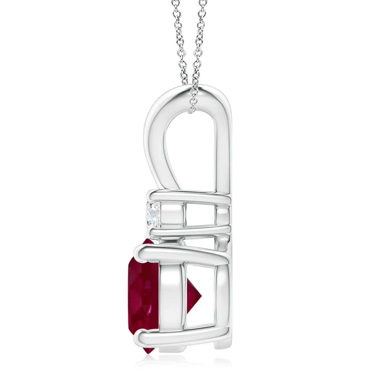Dieser mit vier Zacken gefasste Rubin-Anhänger ist die perfekte Mischung aus Stil und Schönheit. Ein glänzender Diamant auf dem purpurroten Edelstein unterstreicht seinen Charme. Dieser klassische Solitär-Rubin-Anhänger mit poliertem V-Balken ist