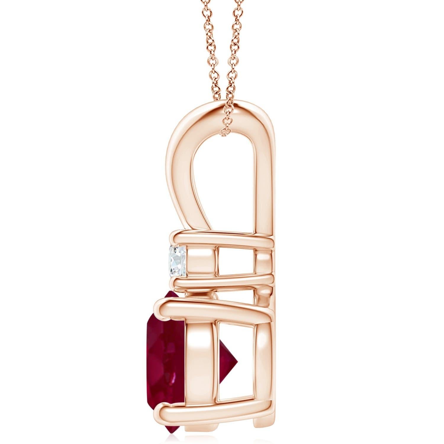 Este colgante de rubí engastado con cuatro garras muestra la mezcla perfecta de estilo y belleza. Un brillante diamante sobre la gema rojo púrpura realza su encanto. Este colgante clásico de rubí solitario con un pulido en V está ingeniosamente