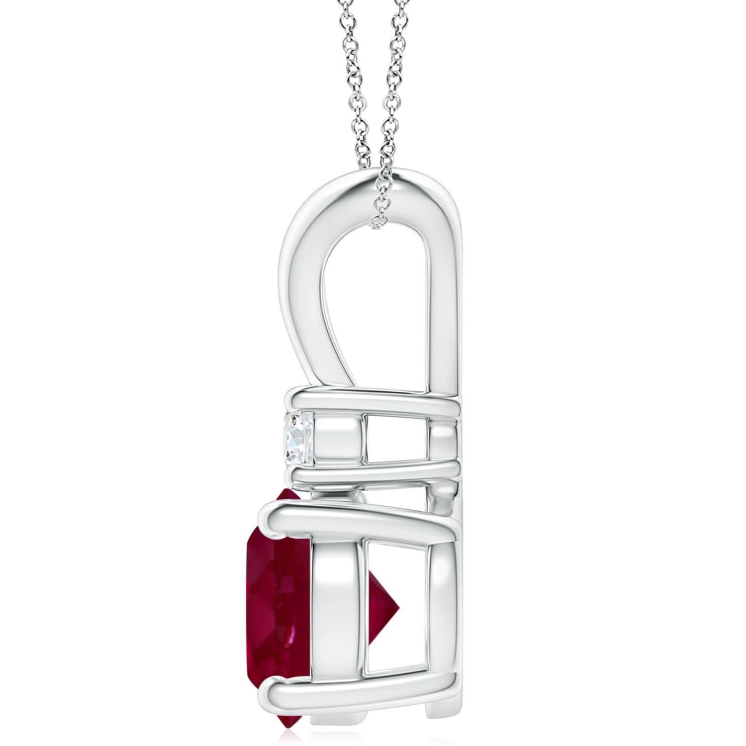Este colgante de rubí engastado con cuatro garras muestra la mezcla perfecta de estilo y belleza. Un brillante diamante sobre la gema rojo púrpura realza su encanto. Este colgante clásico de rubí solitario con un pulido en V está ingeniosamente
