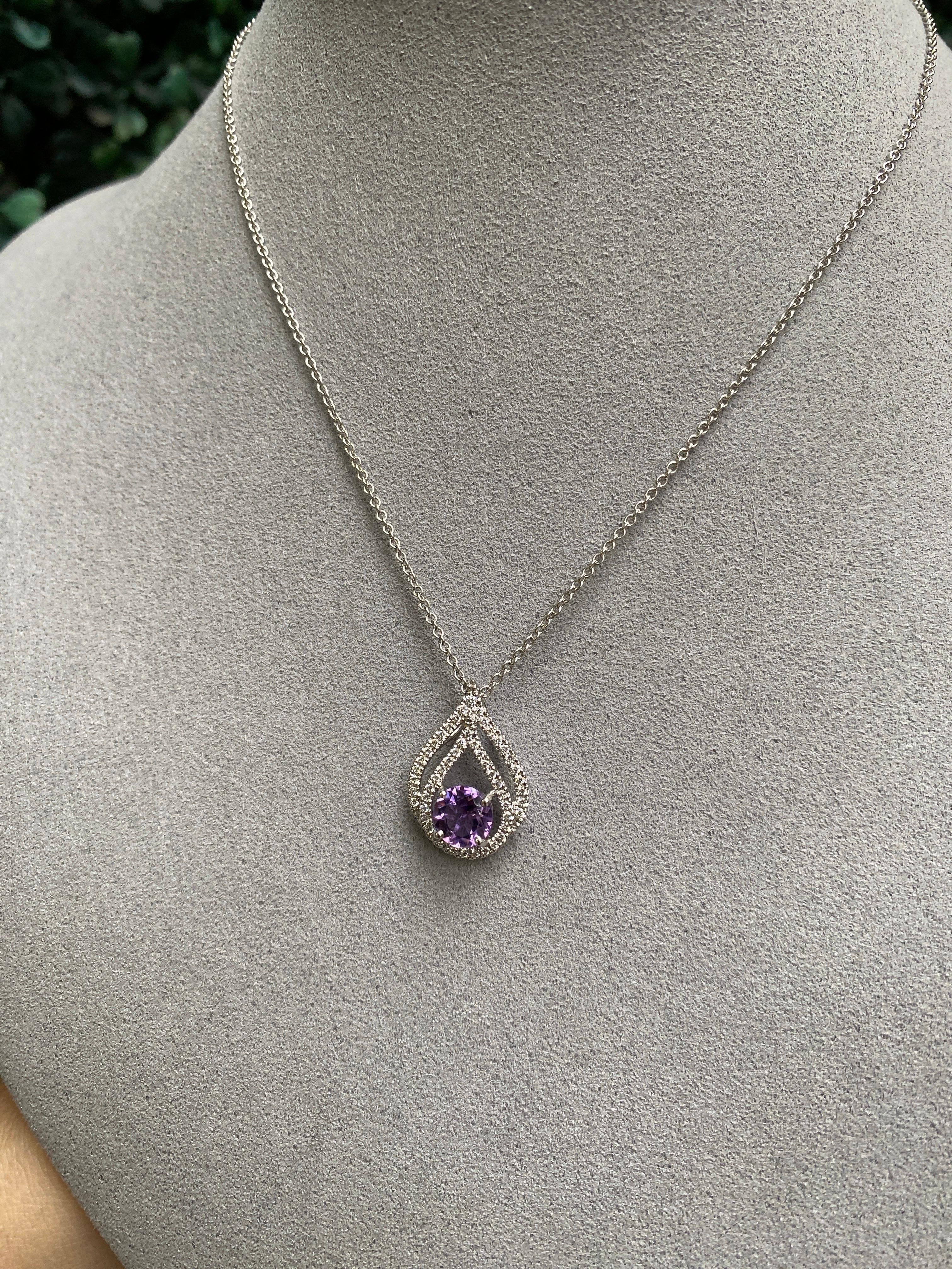 Collier pendentif en or blanc 18 carats avec améthyste ronde naturelle et diamants en vente 7