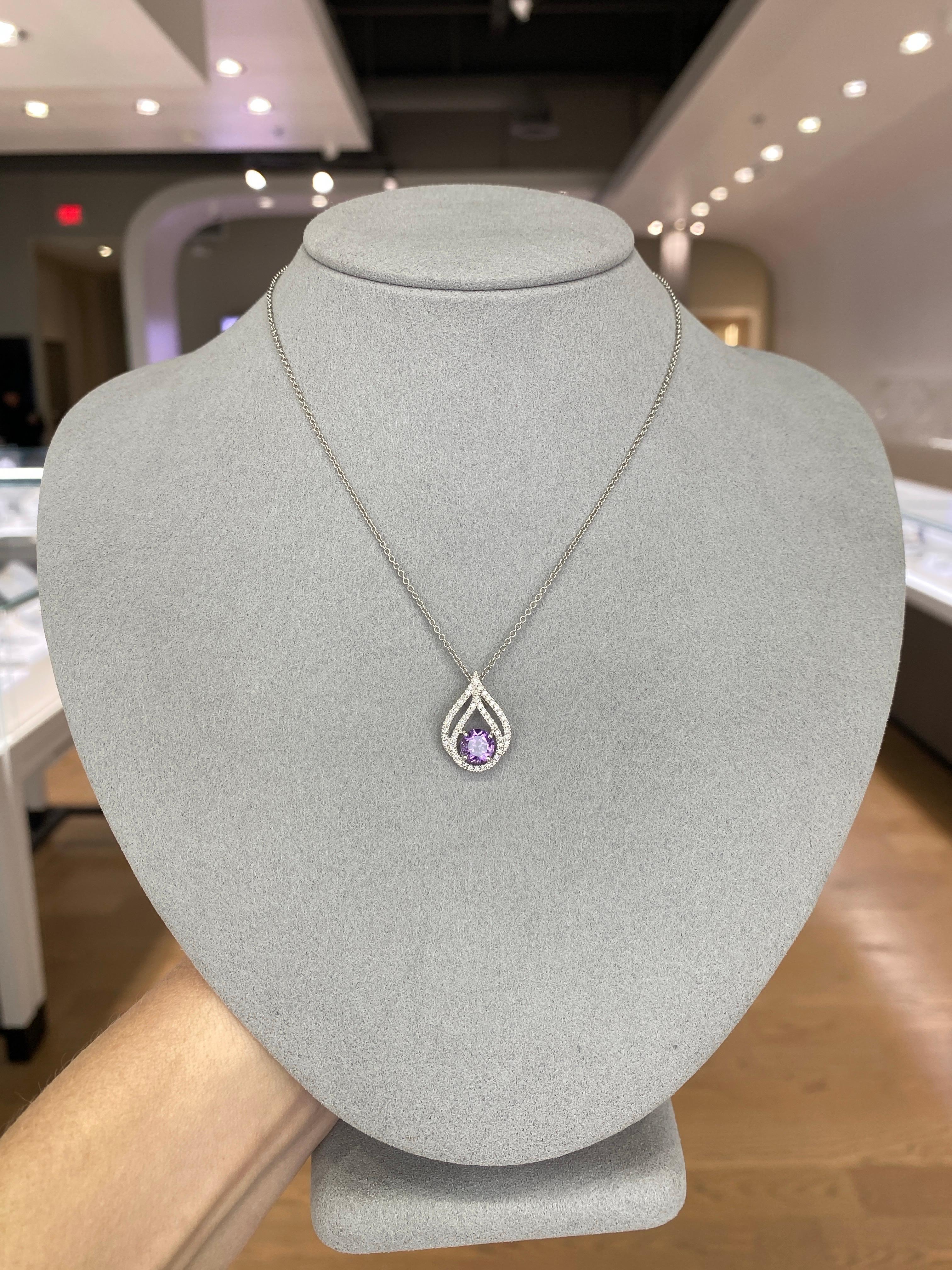 Taille ronde Collier pendentif en or blanc 18 carats avec améthyste ronde naturelle et diamants en vente