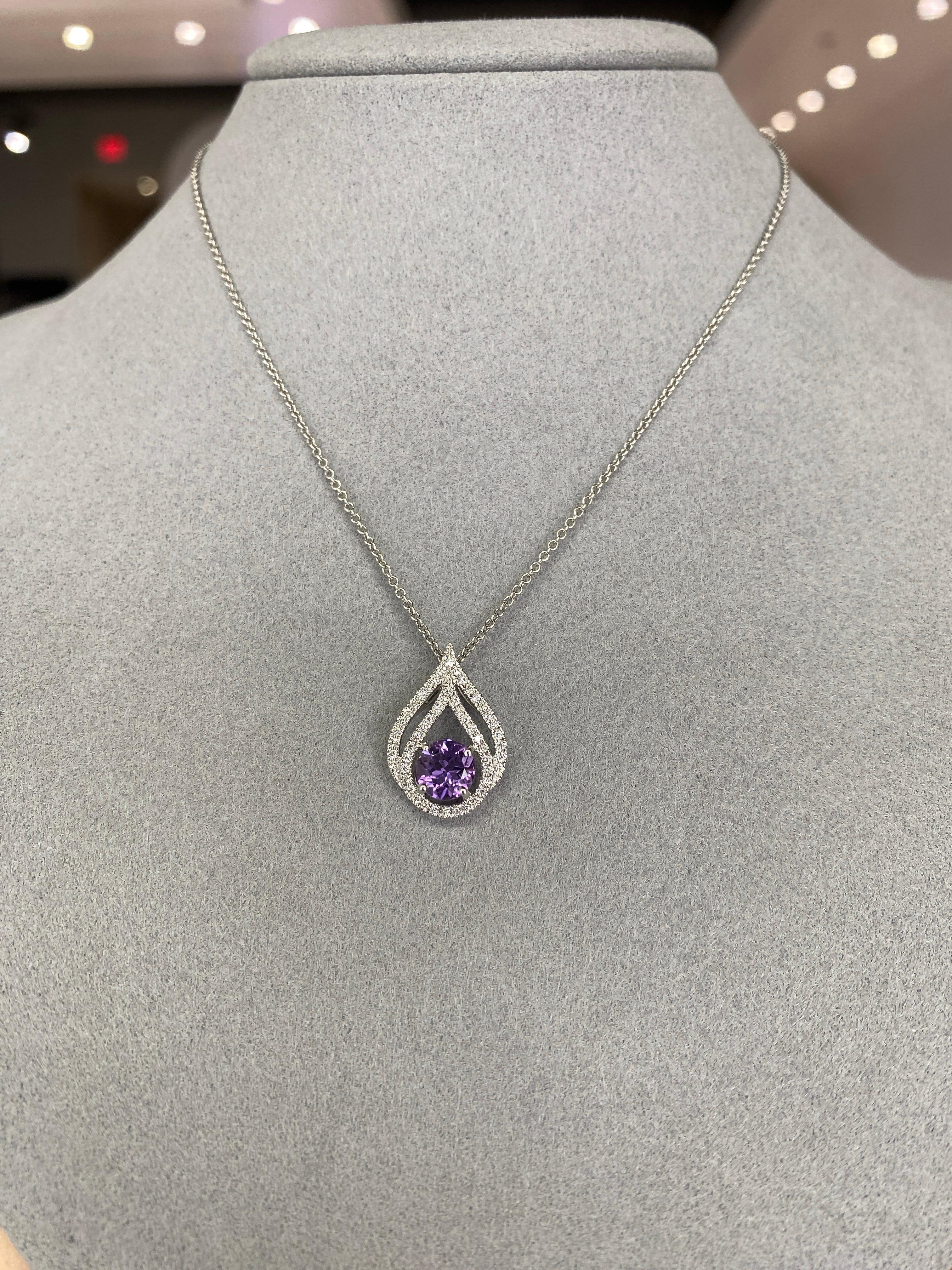 Collier pendentif en or blanc 18 carats avec améthyste ronde naturelle et diamants Neuf - En vente à Houston, TX