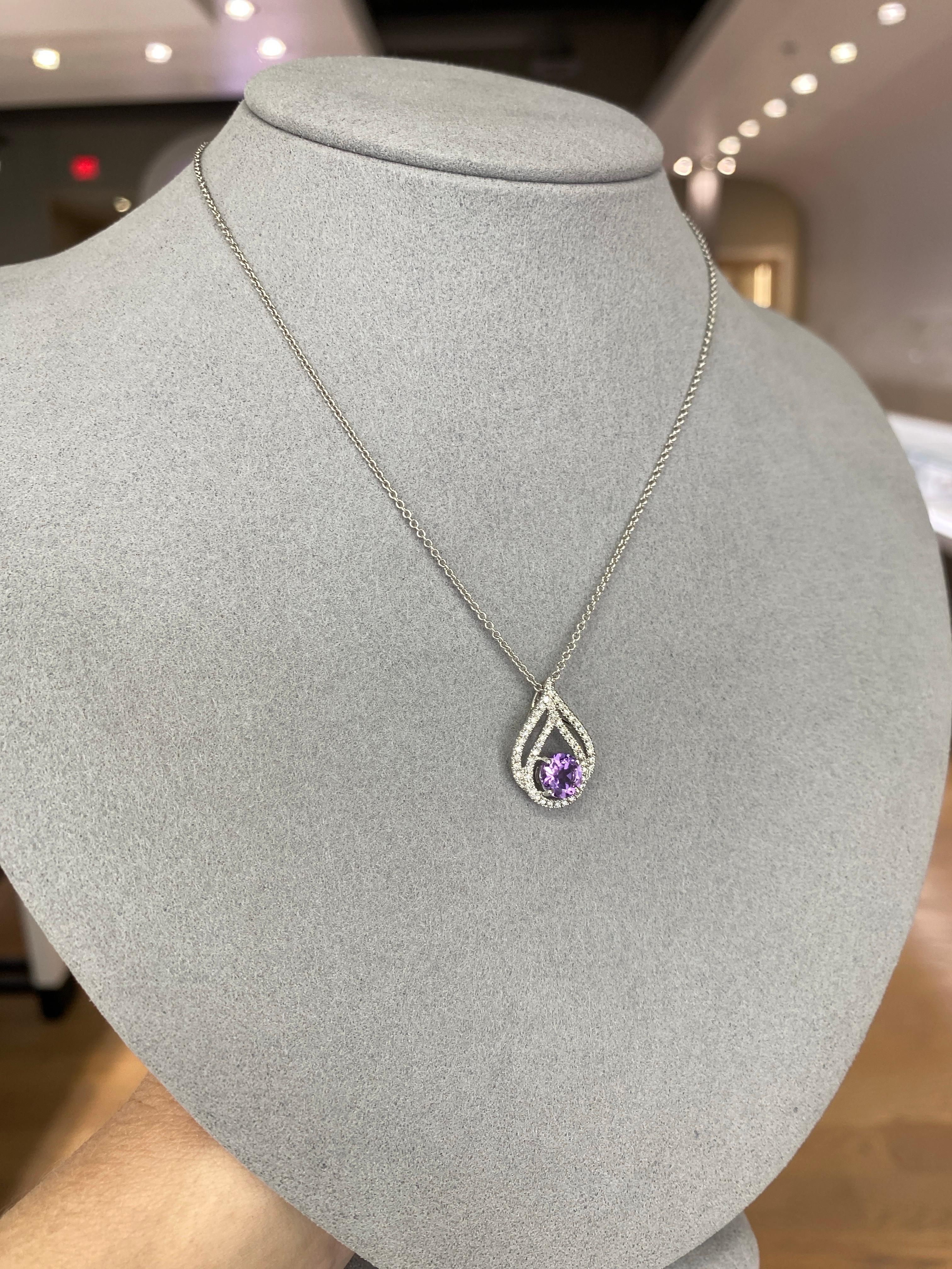 Collier pendentif en or blanc 18 carats avec améthyste ronde naturelle et diamants Unisexe en vente