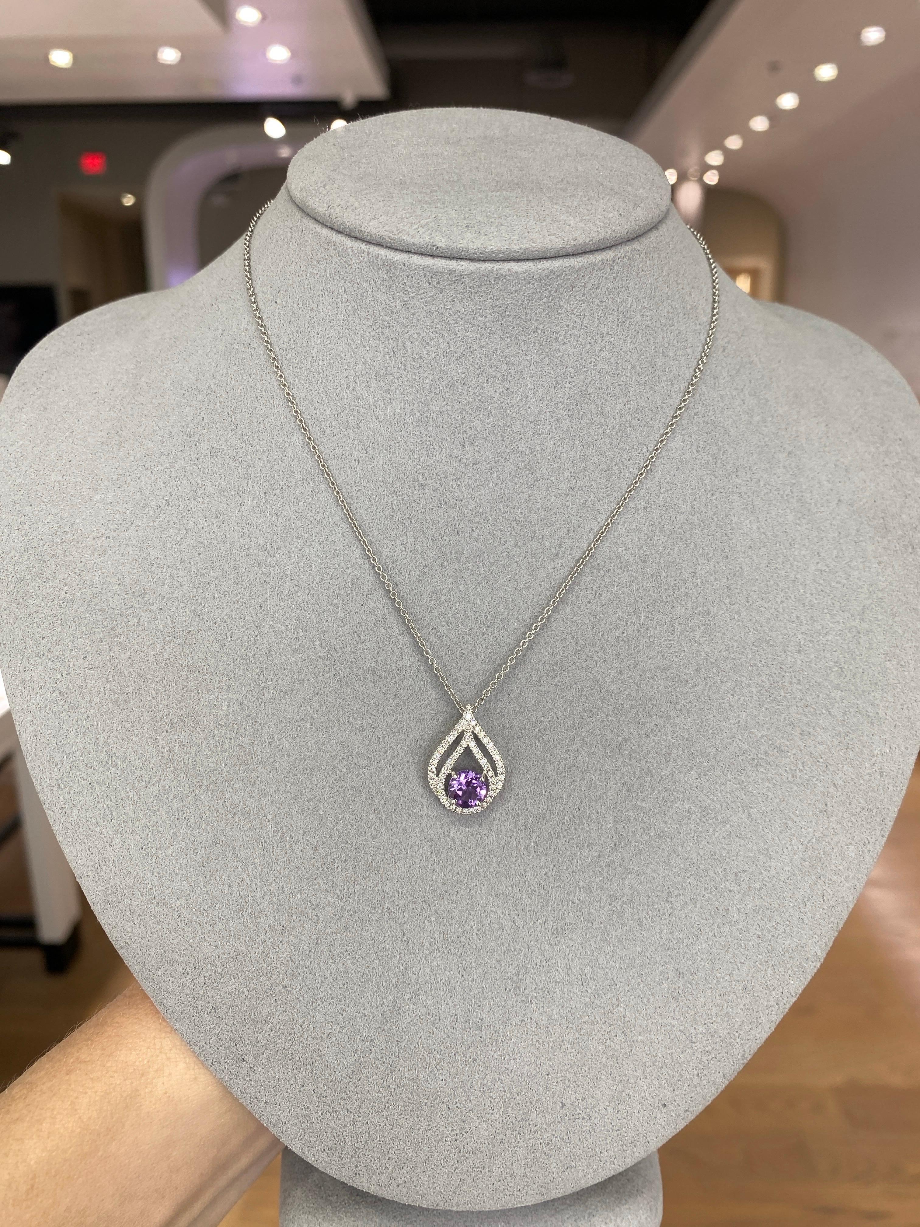 Collier pendentif en or blanc 18 carats avec améthyste ronde naturelle et diamants en vente 1