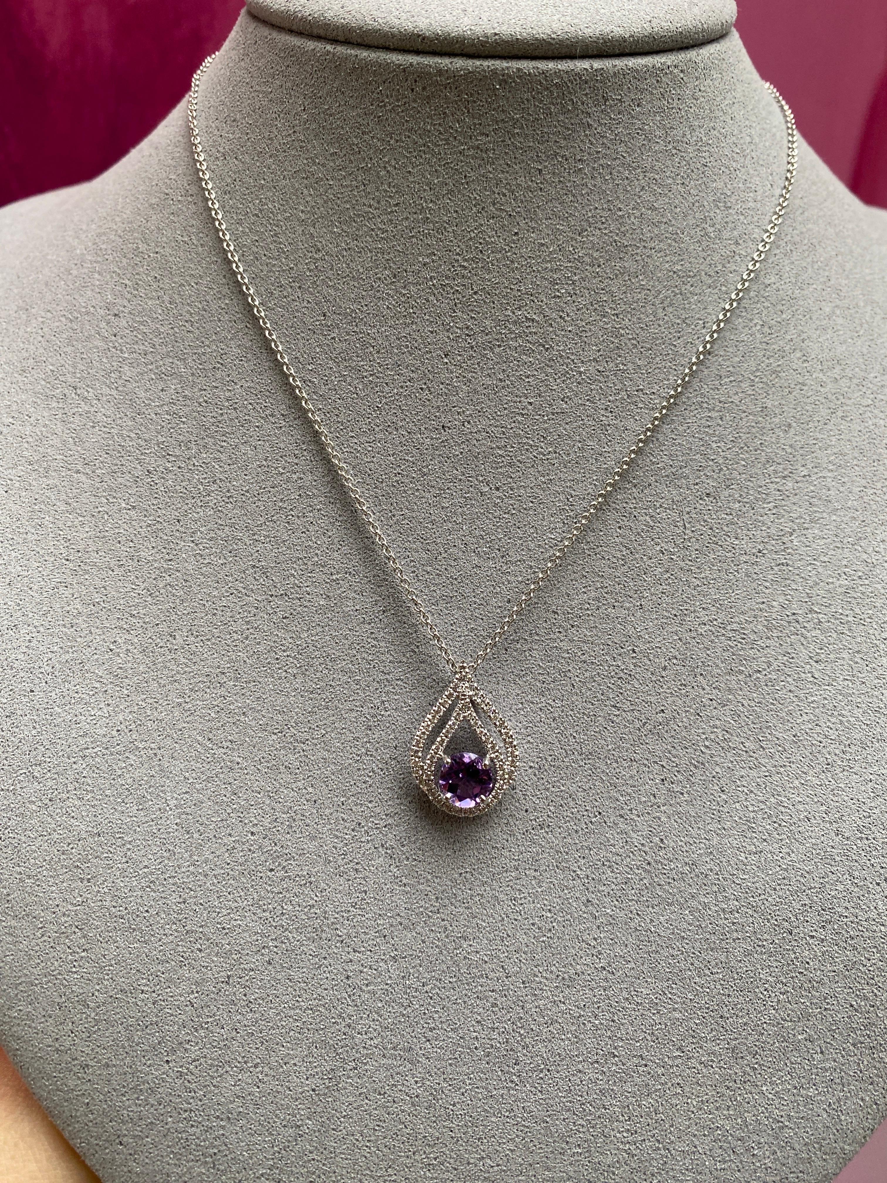 Collier pendentif en or blanc 18 carats avec améthyste ronde naturelle et diamants en vente 2