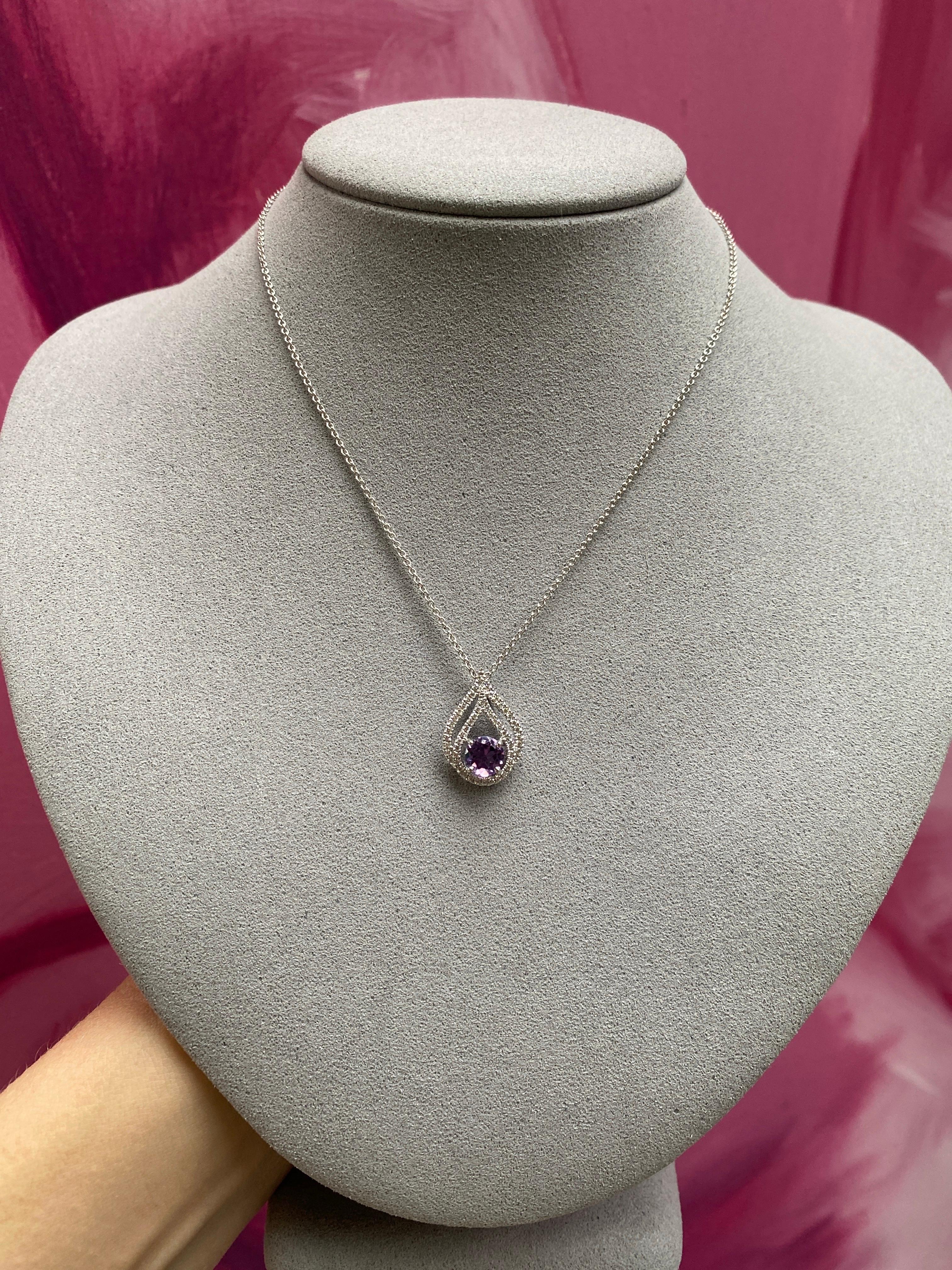 Collier pendentif en or blanc 18 carats avec améthyste ronde naturelle et diamants en vente 3