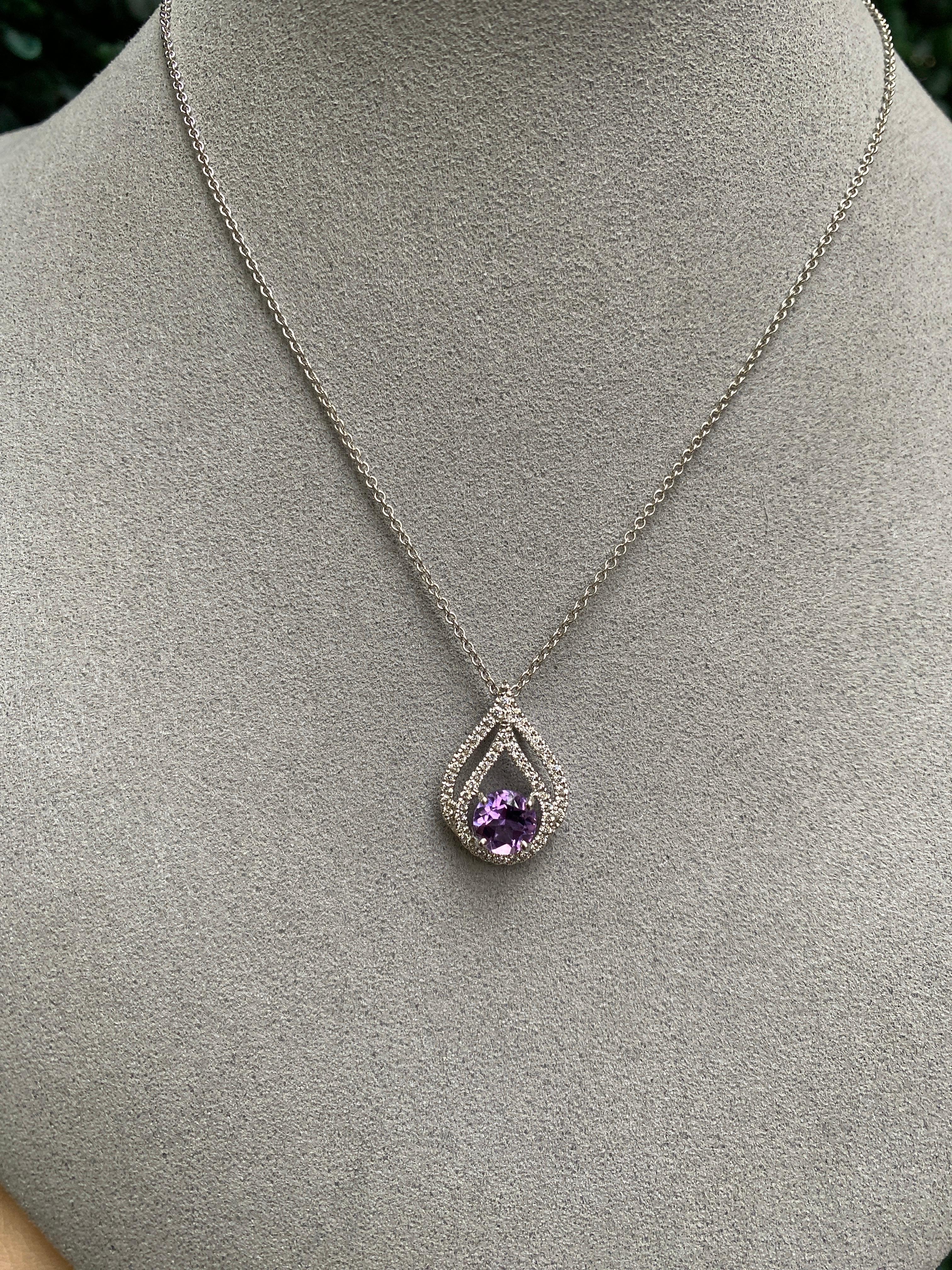Collier pendentif en or blanc 18 carats avec améthyste ronde naturelle et diamants en vente 4